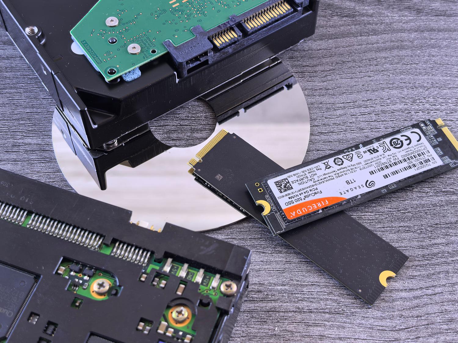 Comparativa entre un disco duro mecánico HDD y un SSD NVMe, destacando la mejora de velocidad y estabilidad.
