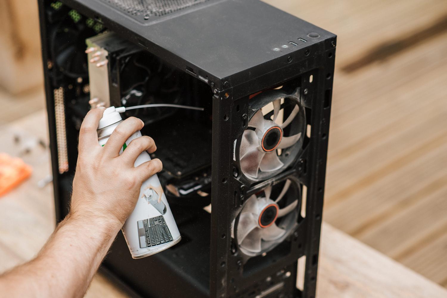 Limpieza de los componentes internos de un PC con aire comprimido para evitar el sobrecalentamiento.