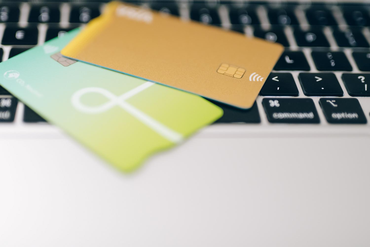 Tarjetas de crédito apoyadas sobre el teclado de un ordenador portátil, representando las compras online