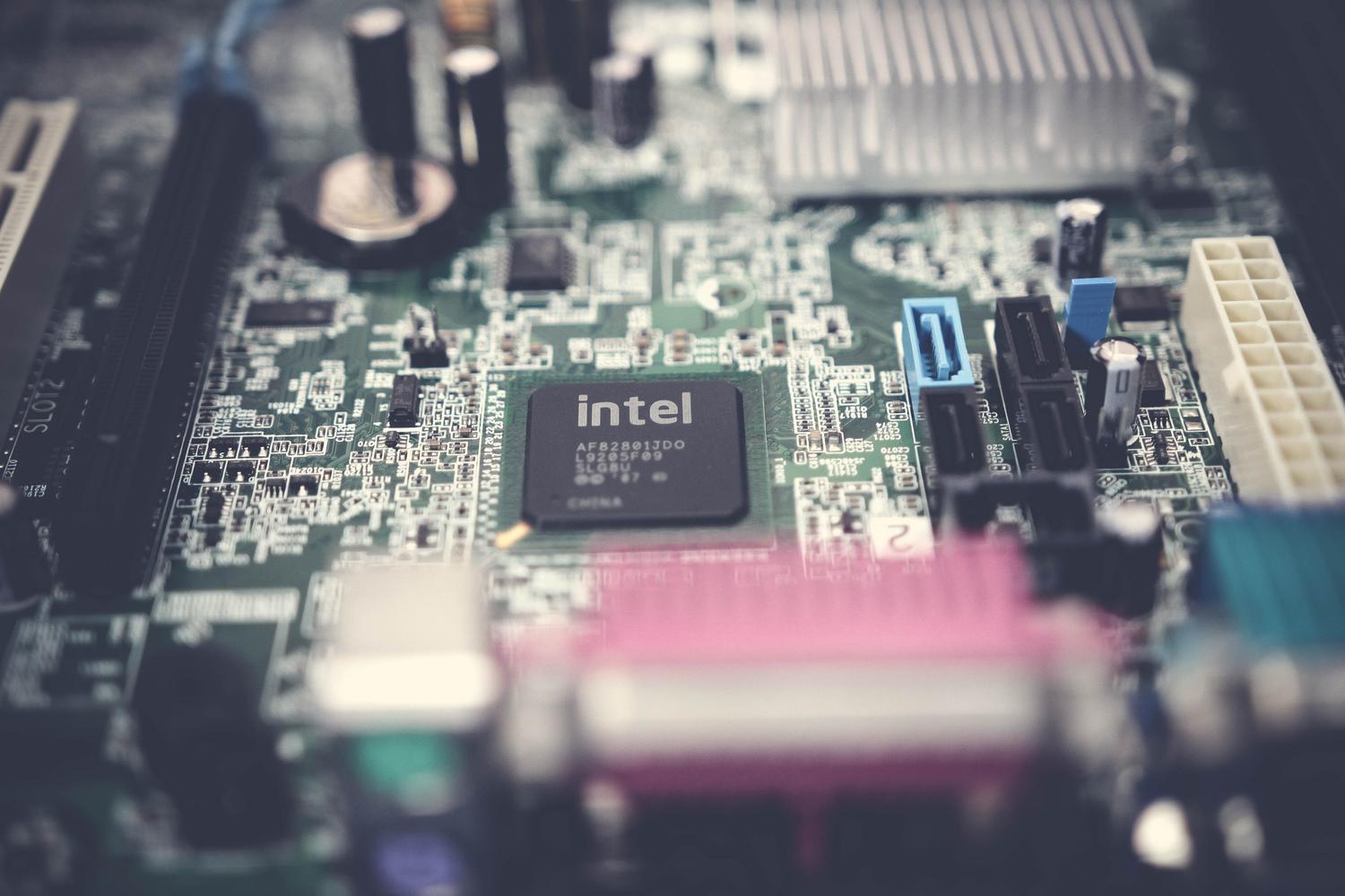 Primer plano detallado de una placa base con procesador Intel, ilustrando el diagnóstico de componentes.
