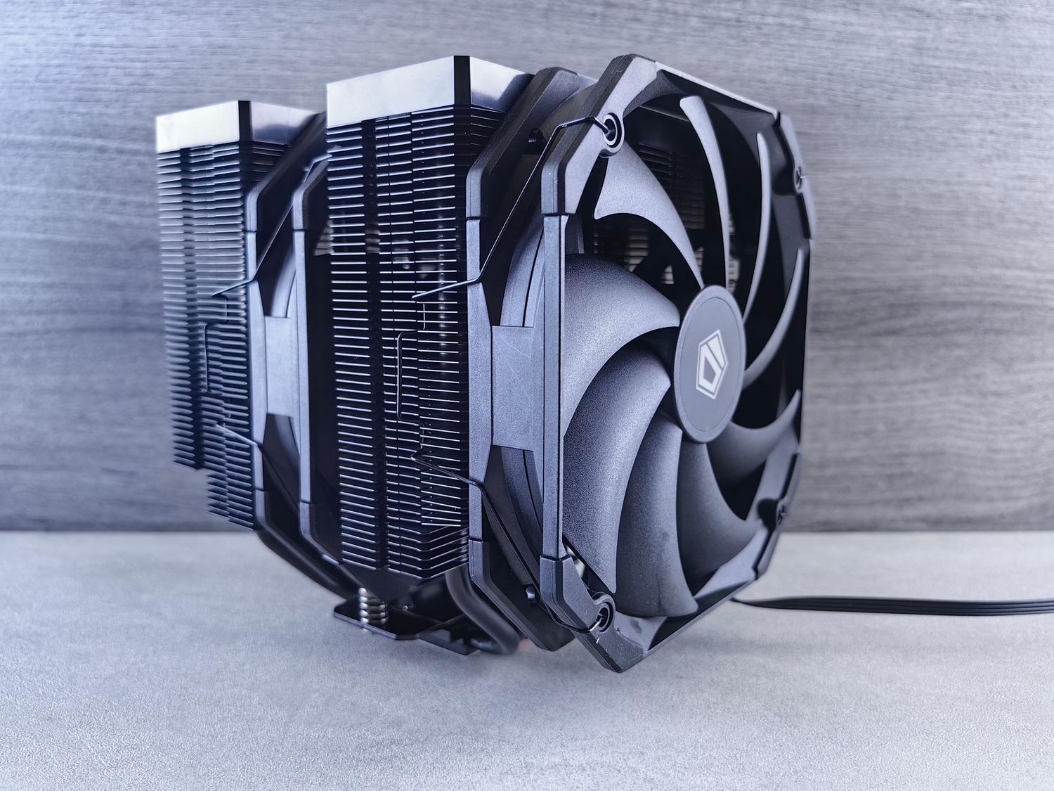 Detalle de un ventilador de refrigeración de CPU moderno para analizar la eficiencia térmica.