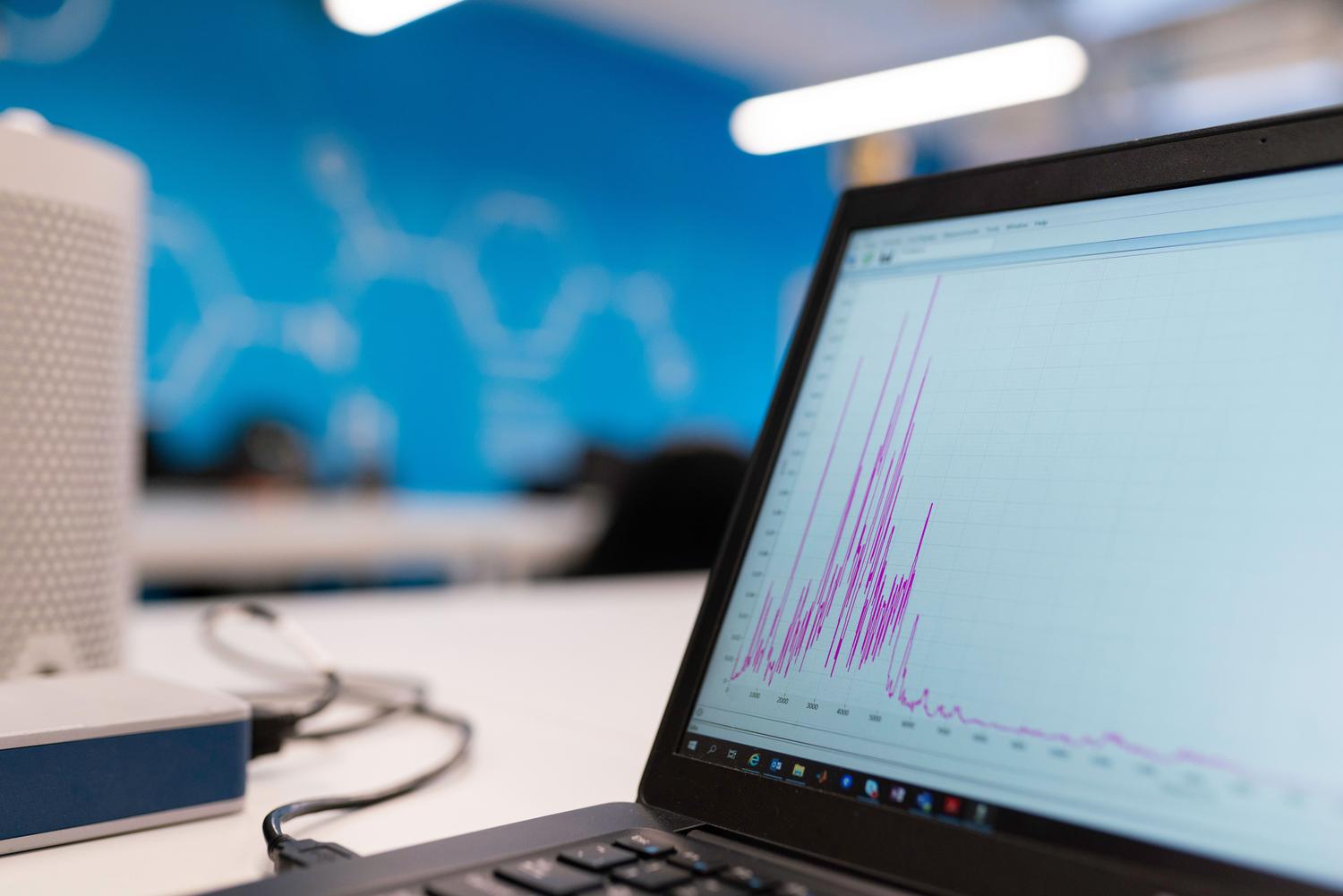 Pantalla de portátil mostrando gráficas de análisis de datos, representando la auditoría de logs de HWiNFO.