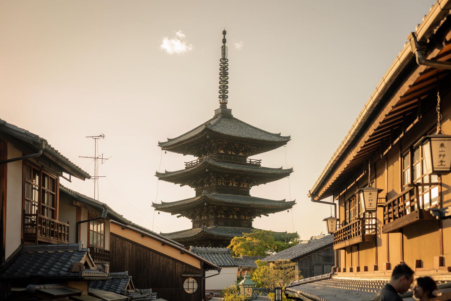 Vista panorámica de una pagoda tradicional japonesa al atardecer, evocando la atmósfera del antiguo Japón y el escenario de Bakugawa.