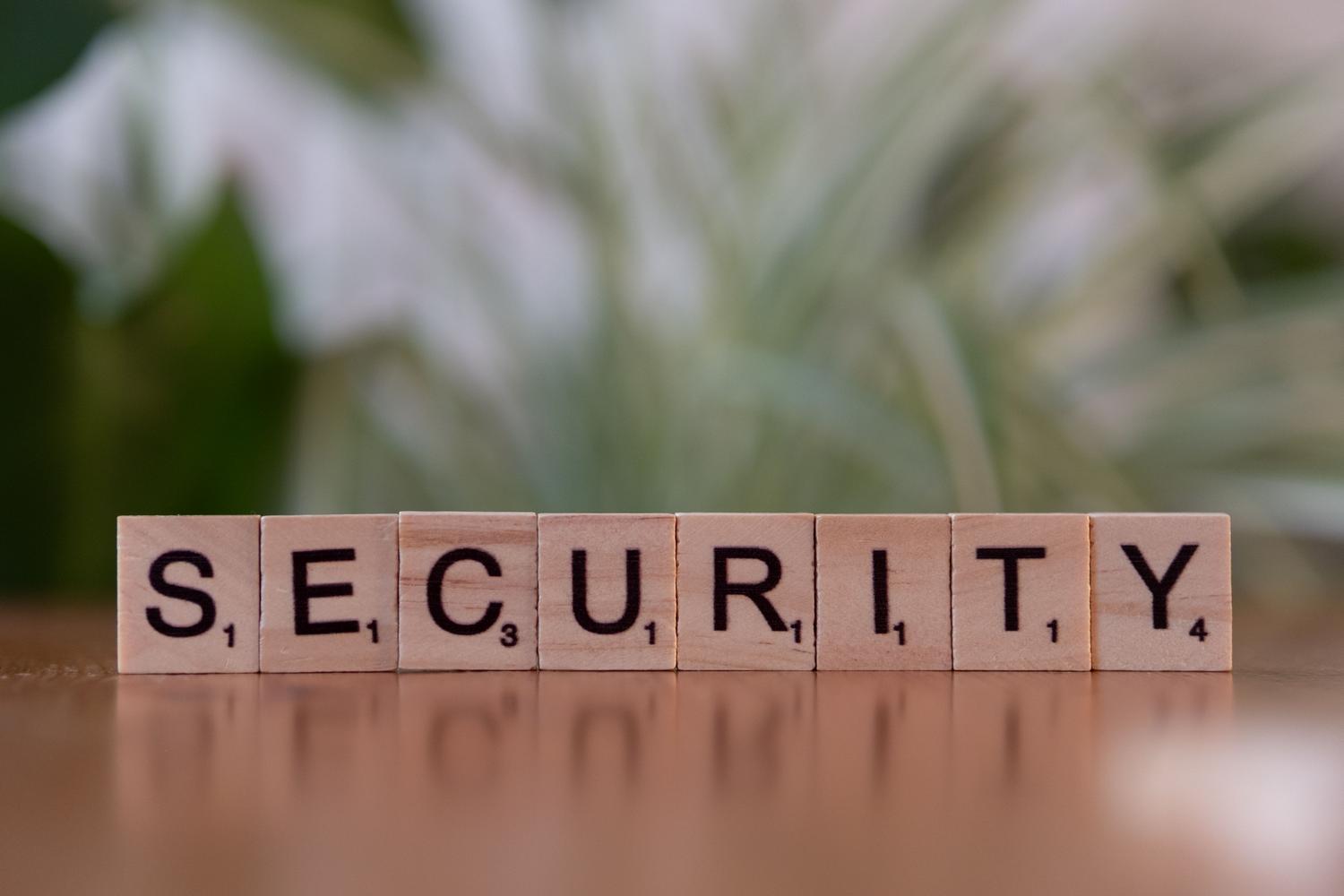 Letras de madera formando la palabra 'SECURITY' (seguridad), simbolizando la protección digital.