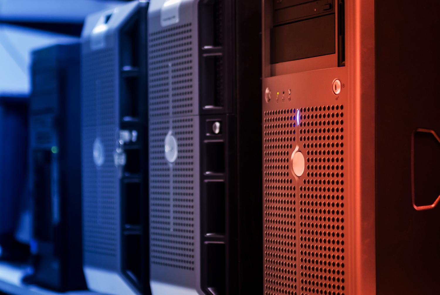 Fila de servidores en un rack de centro de datos, representando la infraestructura de hardware y el rendimiento nativo de la virtualización.