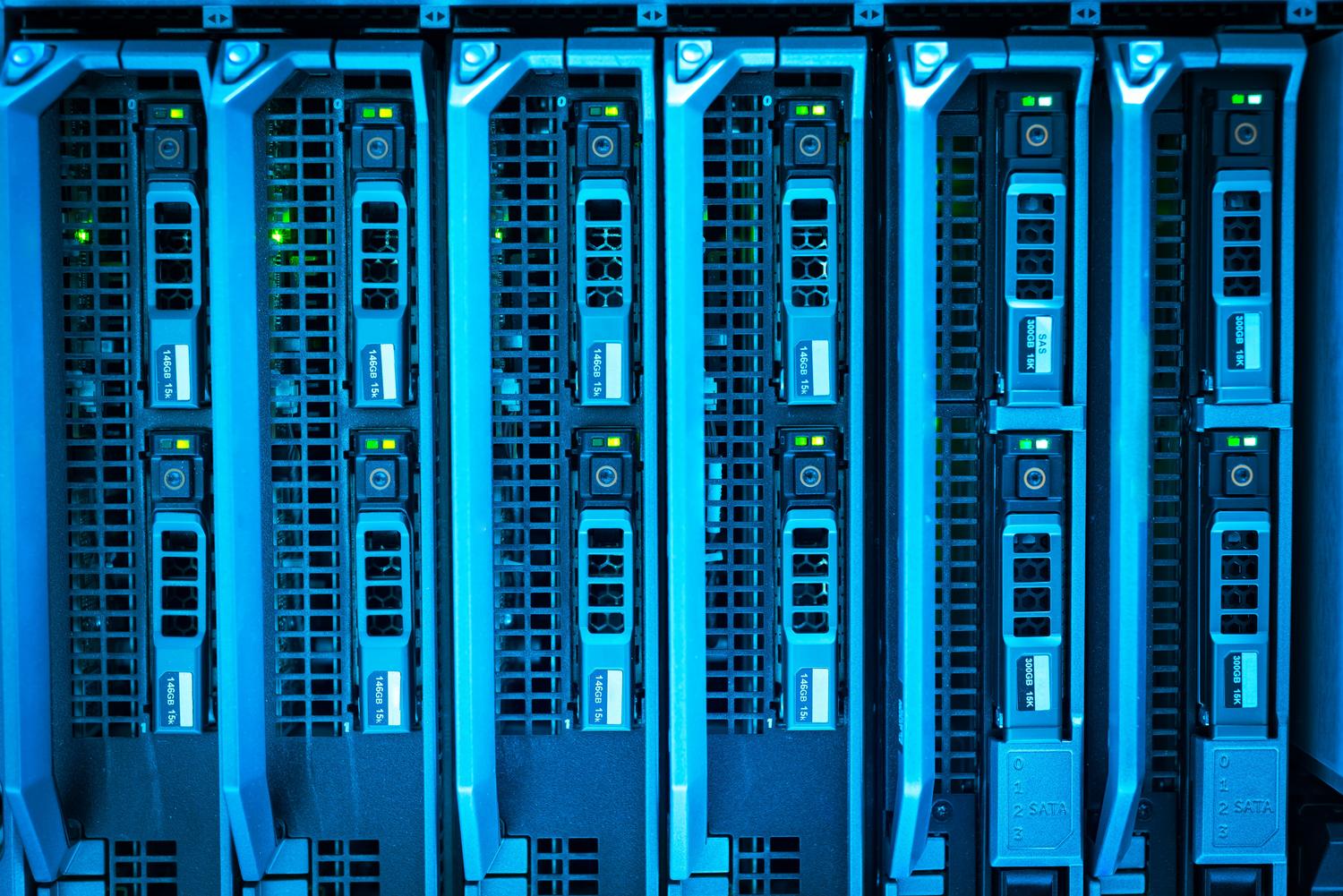 Servidores de centro de datos con iluminación azul, simbolizando la potencia técnica de KVM y QEMU que impulsa a GNOME Boxes.