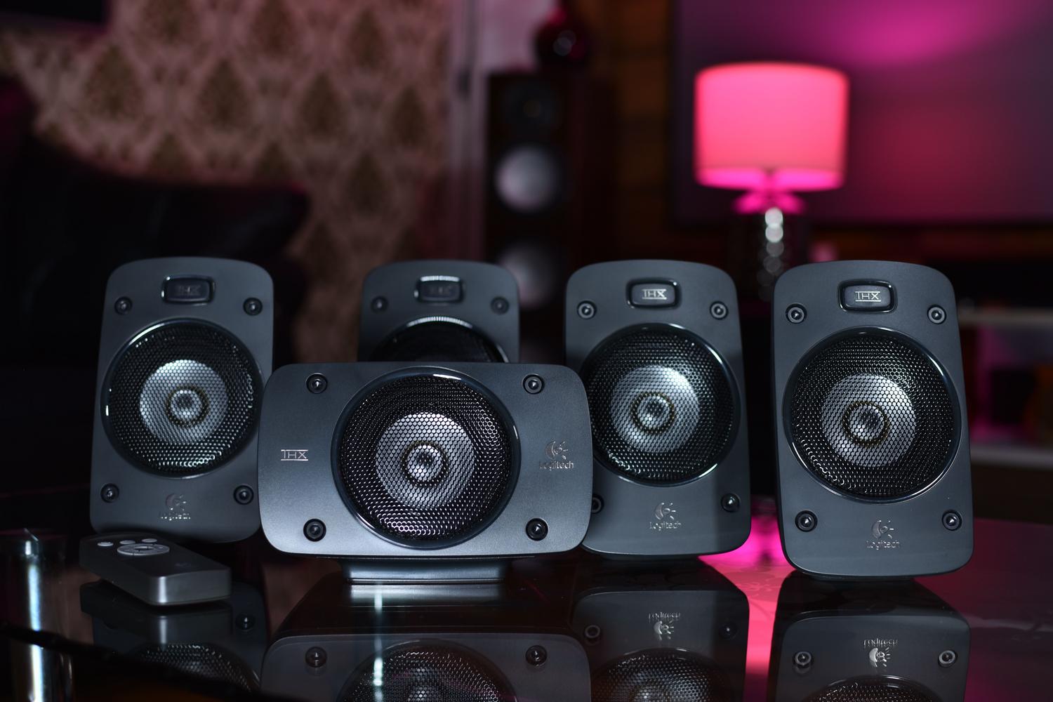 Sistema de altavoces surround de alta fidelidad con mando a distancia para control CEC. Sistema de altavoces surround de alta fidelidad con mando a distancia para control CEC.