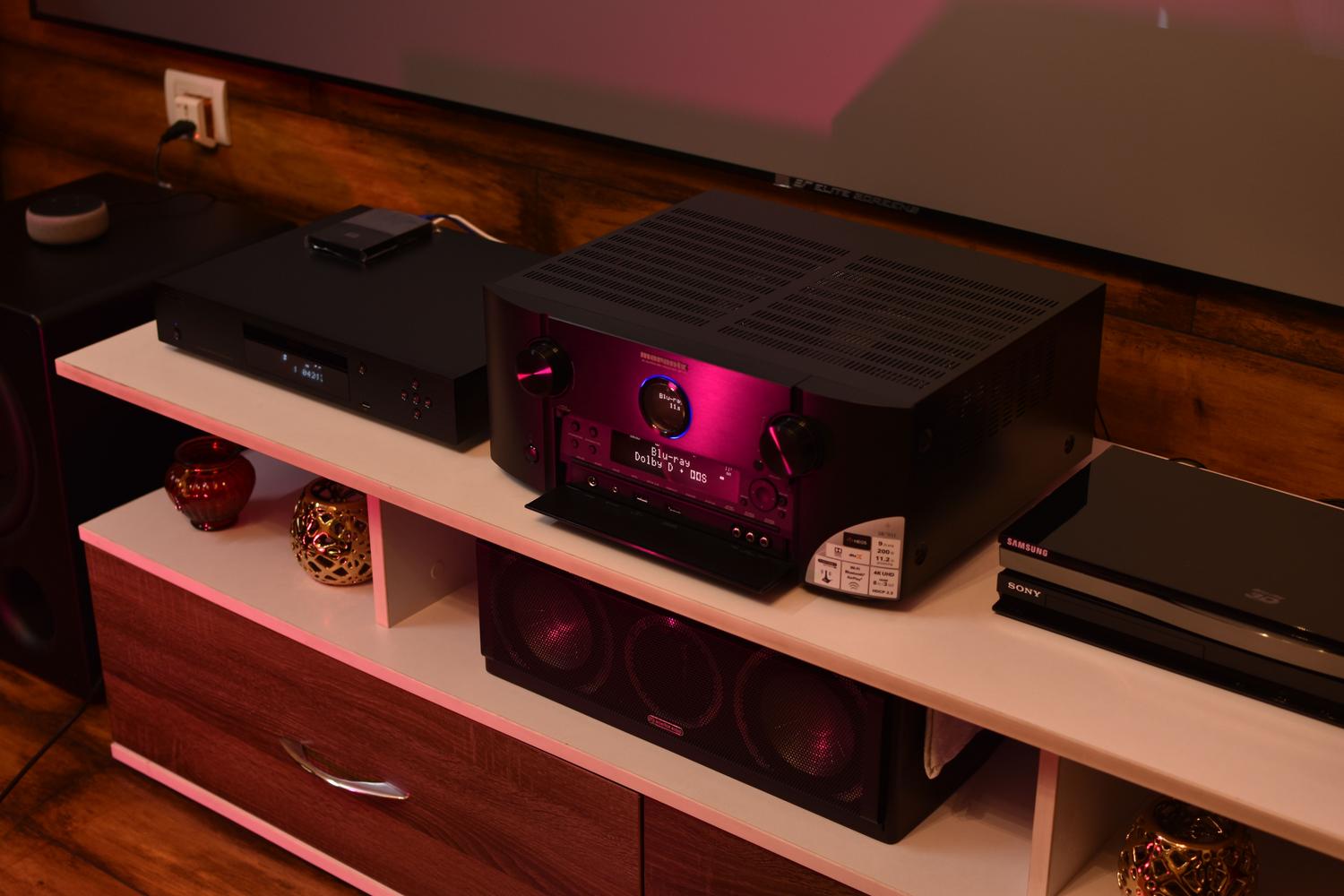 Receptor AV profesional de alta gama compatible con formatos de audio Dolby Atmos y HDMI eARC.