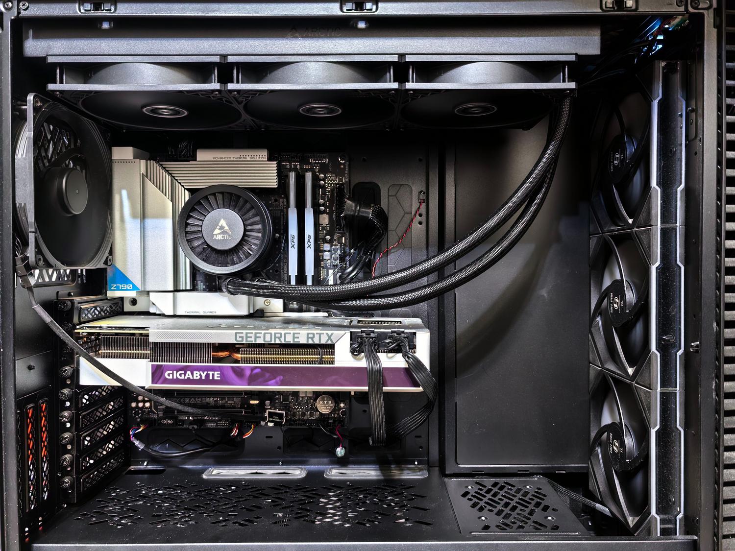 Interior de un PC gaming de alto rendimiento con tarjeta gráfica RTX y sistema de refrigeración avanzado.