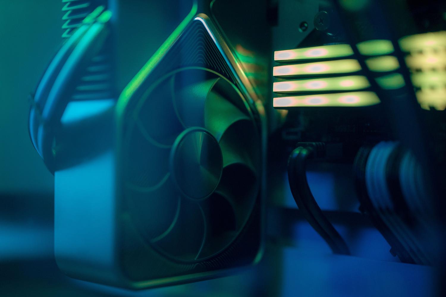 Ventilador de refrigeración para PC con iluminación RGB, clave para mantener el flujo de aire y el rendimiento.
