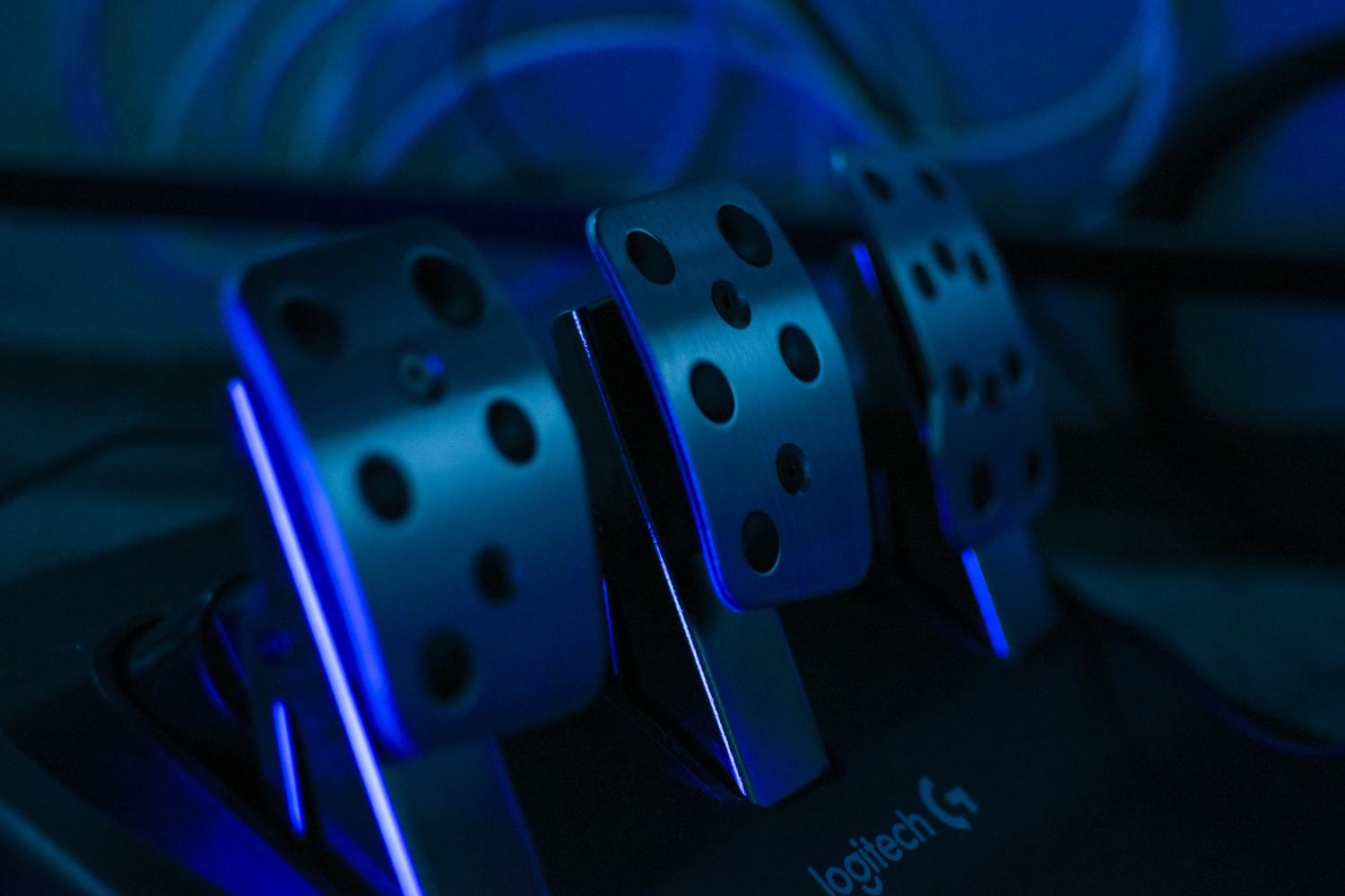Pedales de alta gama para simulación de carreras con iluminación LED, fundamentales para la precisión en pista.