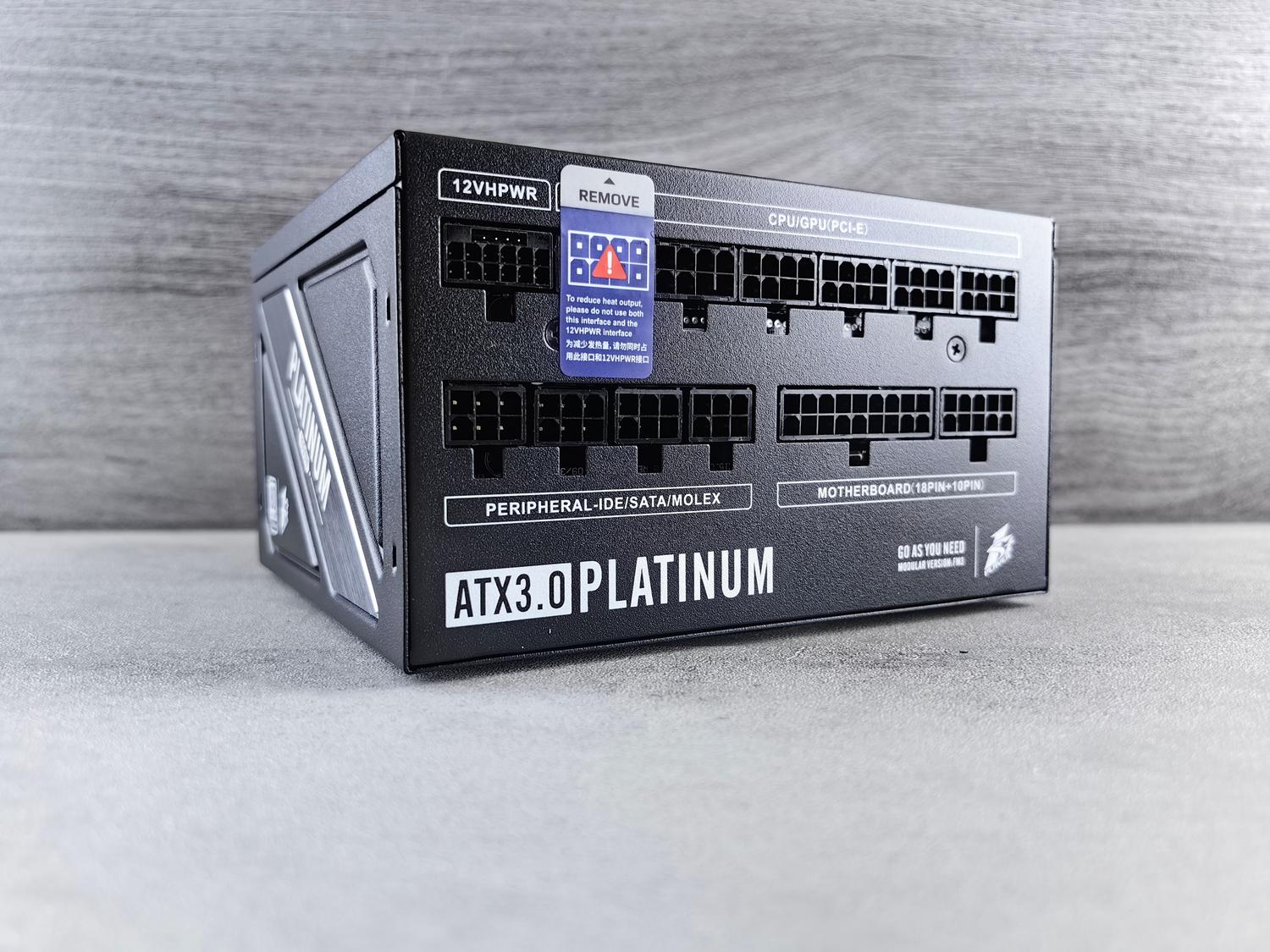 Fuente de alimentación ATX 3.0 de serie Platinum con conexiones modulares, ideal para hardware de gama alta.