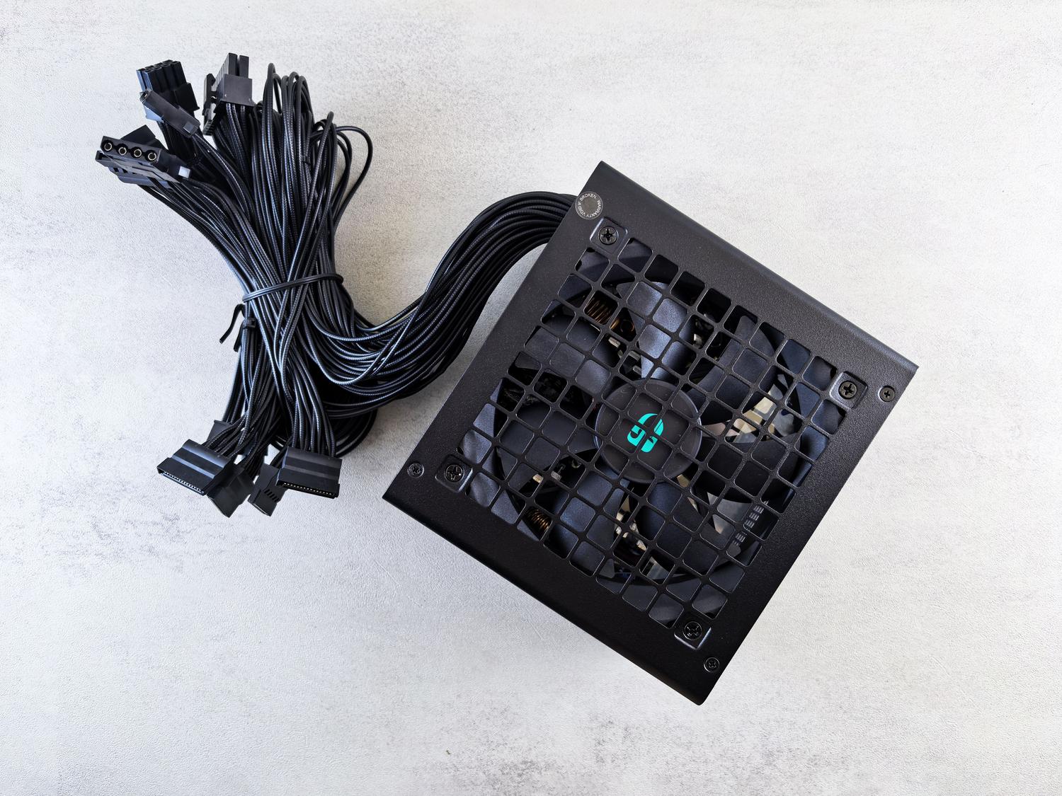 Fuente de alimentación modular de alta calidad sobre fondo blanco, representando una PSU robusta y fiable.
