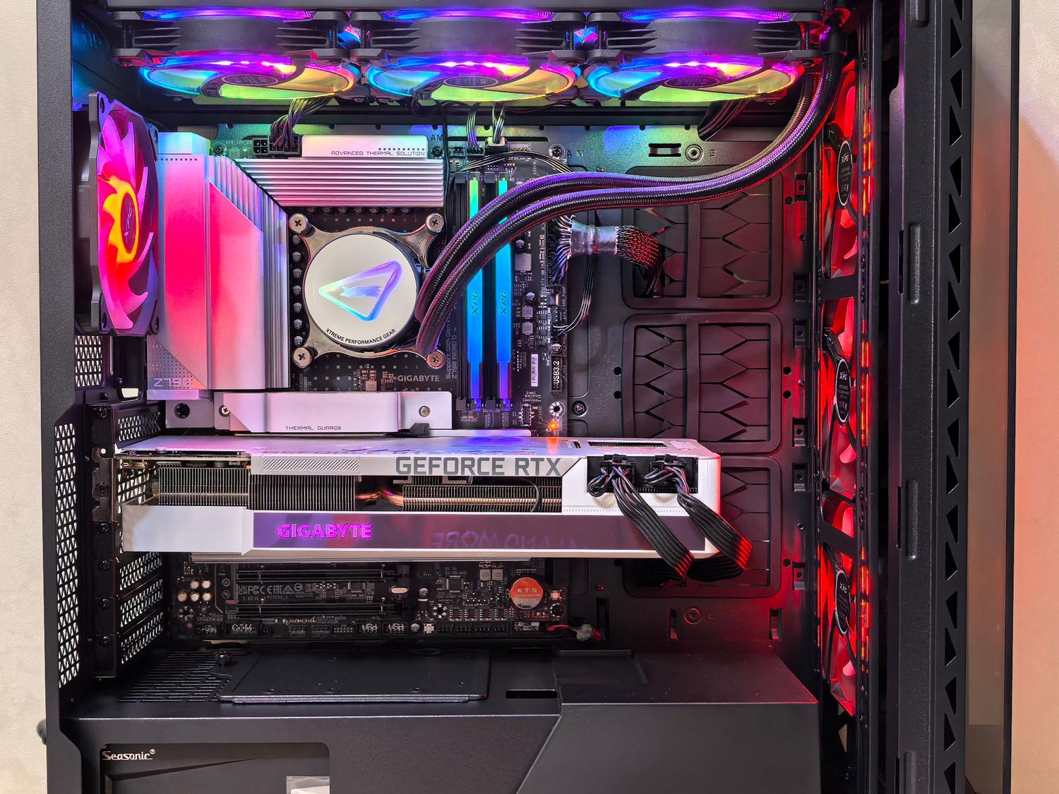 Interior de un PC gaming con iluminación RGB vibrante, ilustrando la estética visual frente al rendimiento técnico.