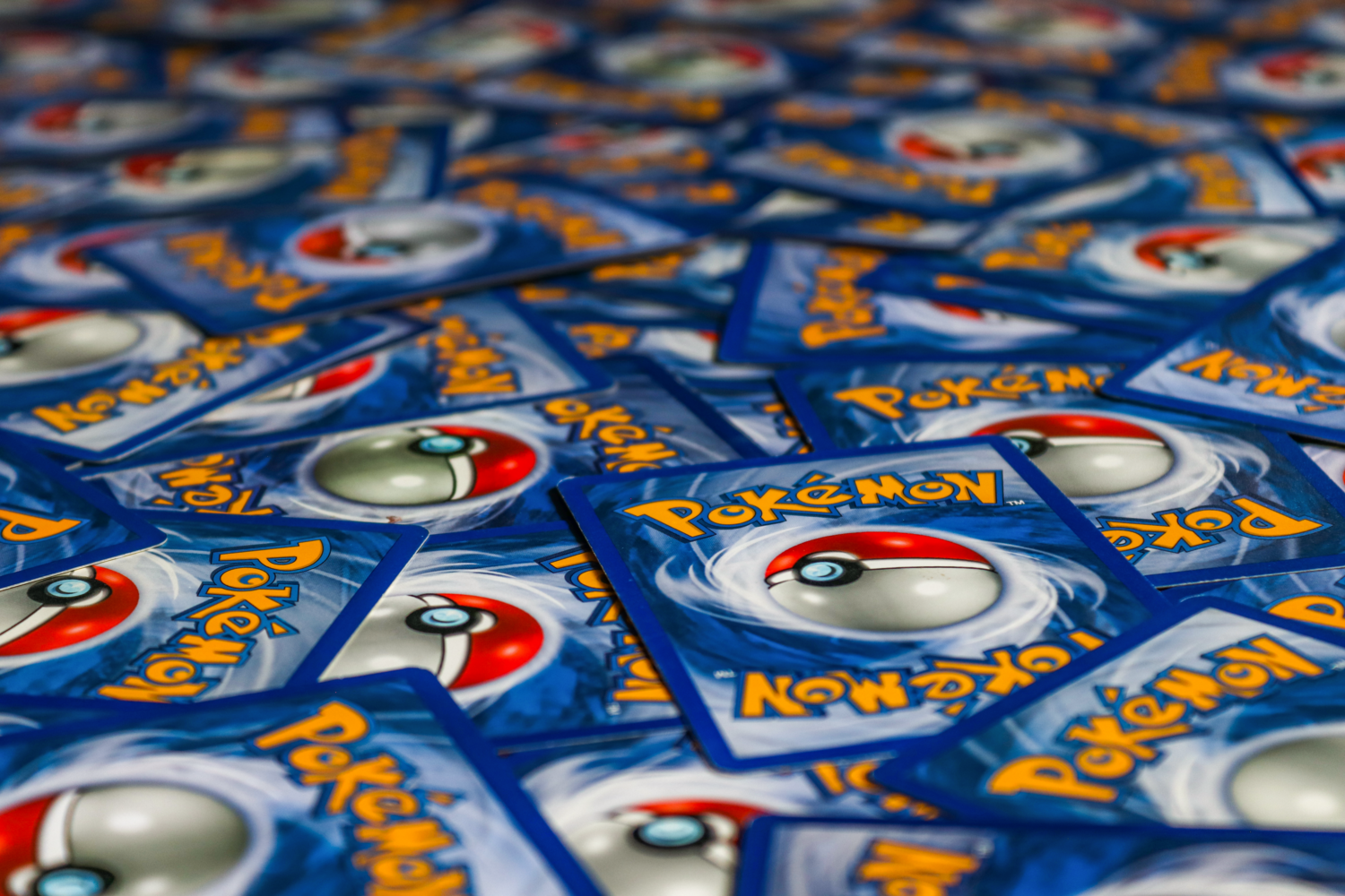 Variedad de cartas coleccionables de Pokémon dispuestas sobre una superficie.