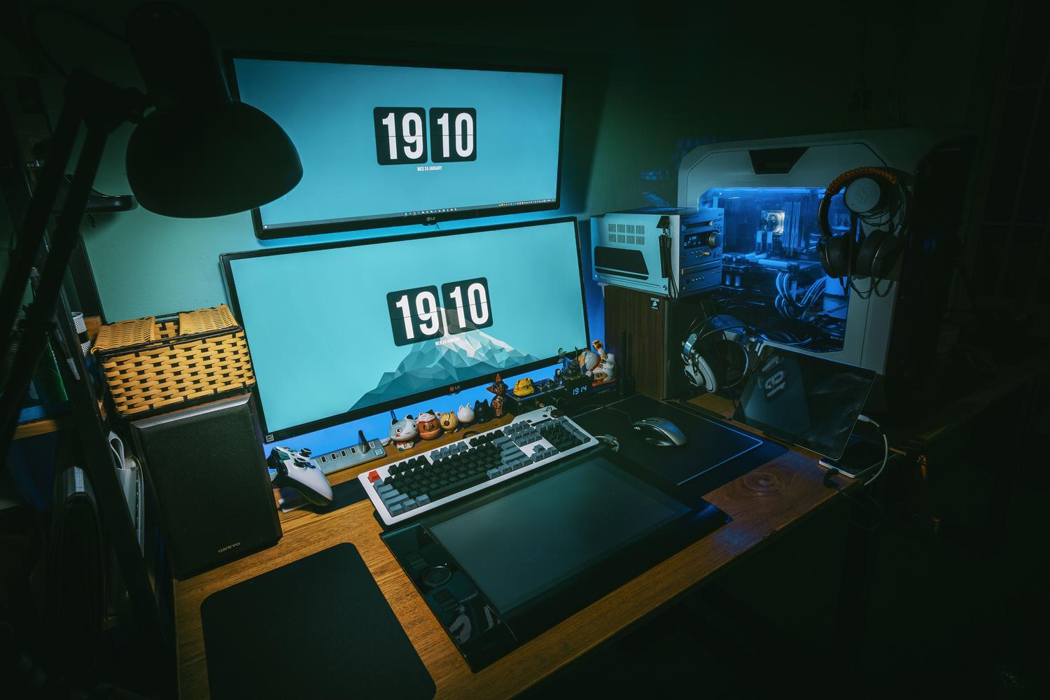 Escritorio de gaming con doble monitor y PC iluminado en un entorno tenue, evocando la experiencia de juego en PC.