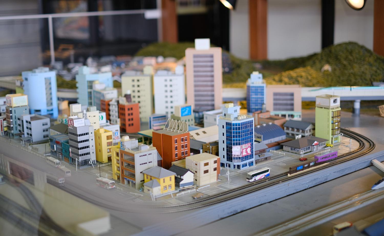 Maqueta detallada de una ciudad miniatura construida con bloques de colores, representando el concepto de LEGO Skylines.