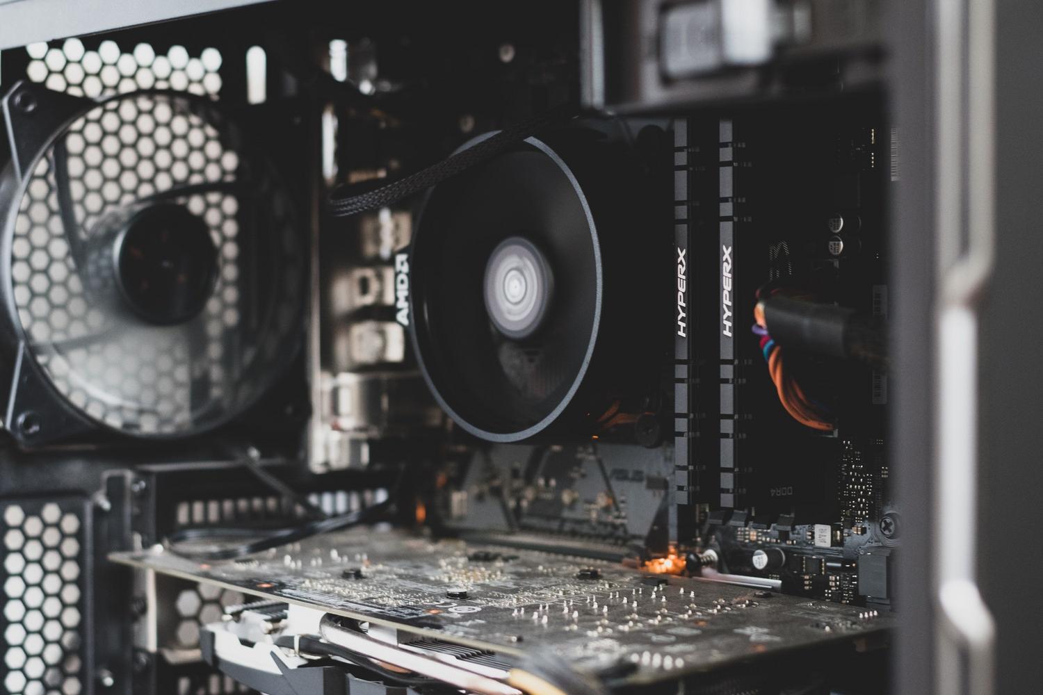 Detalle de componentes internos de un ordenador incluyendo GPU y memoria RAM