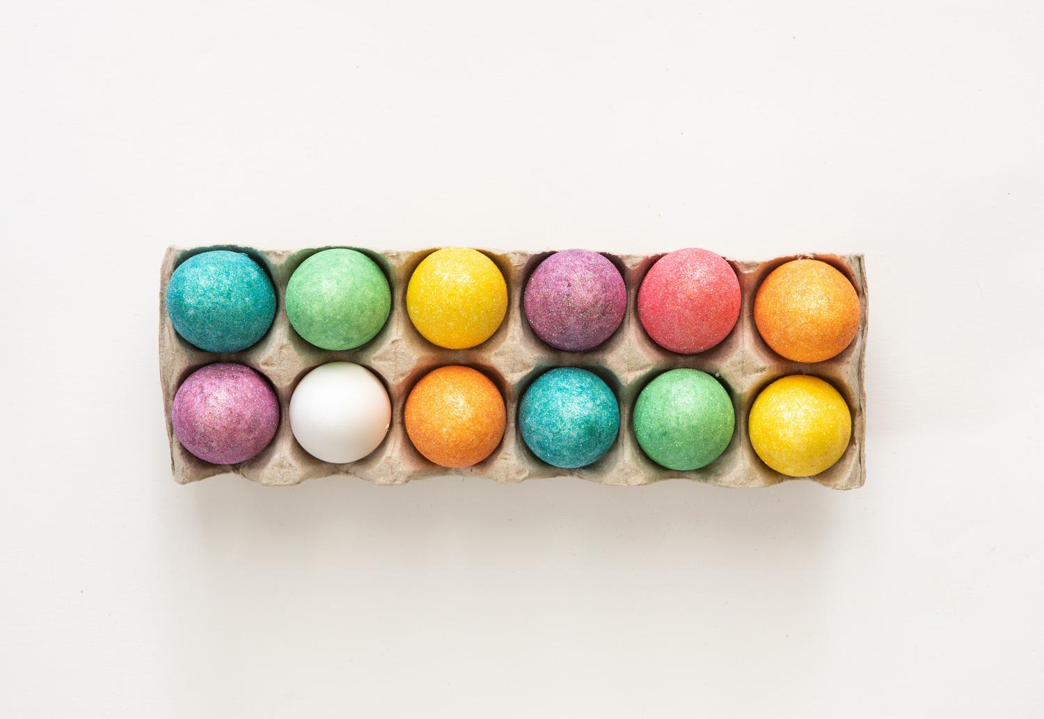Colección de huevos de colores vibrantes, representando la mutación Rainbow y la diversidad de mutaciones.