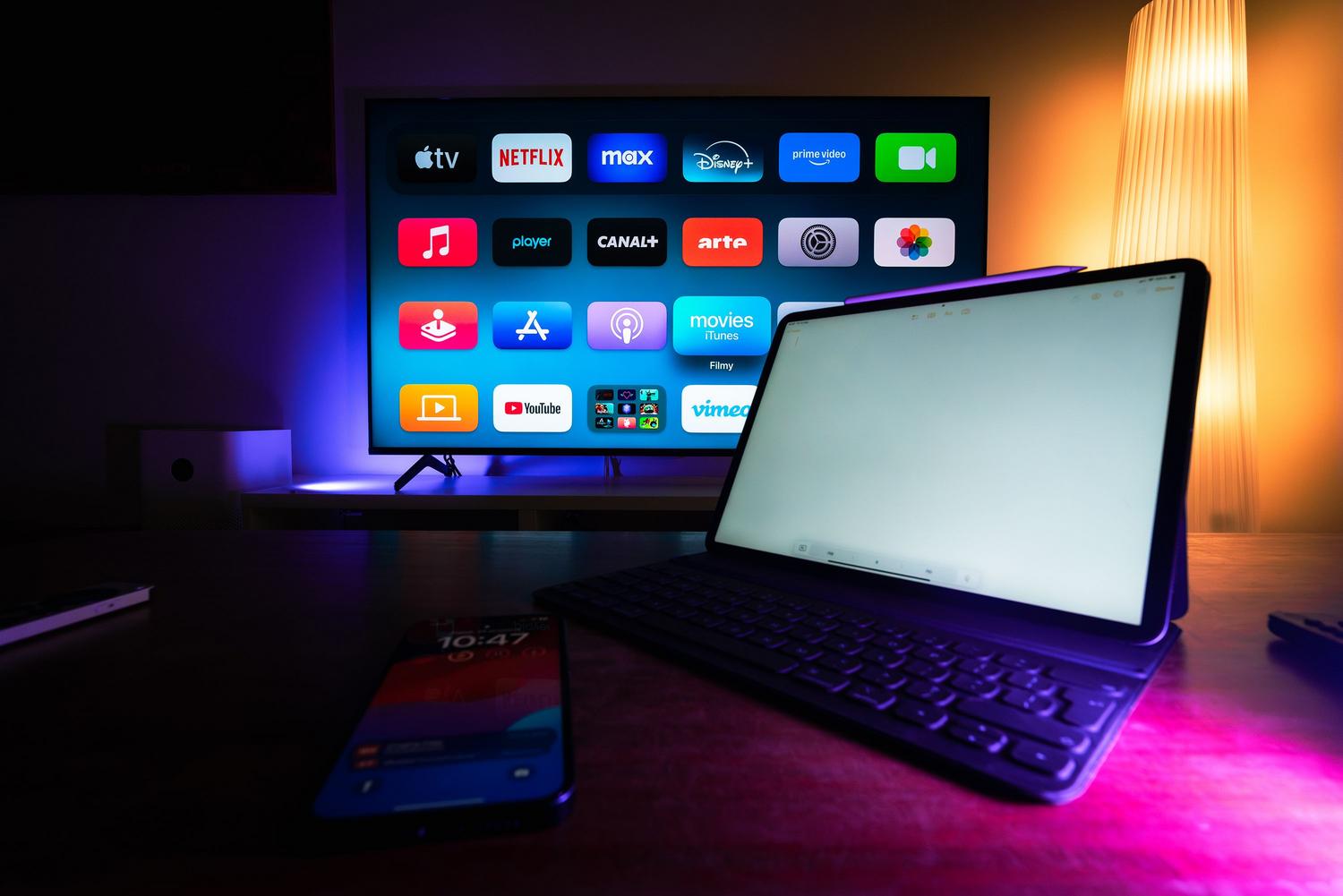 Configuración de hogar moderno con Smart TV y tablet, ilustrando la compatibilidad de las VPN con diversos dispositivos.
