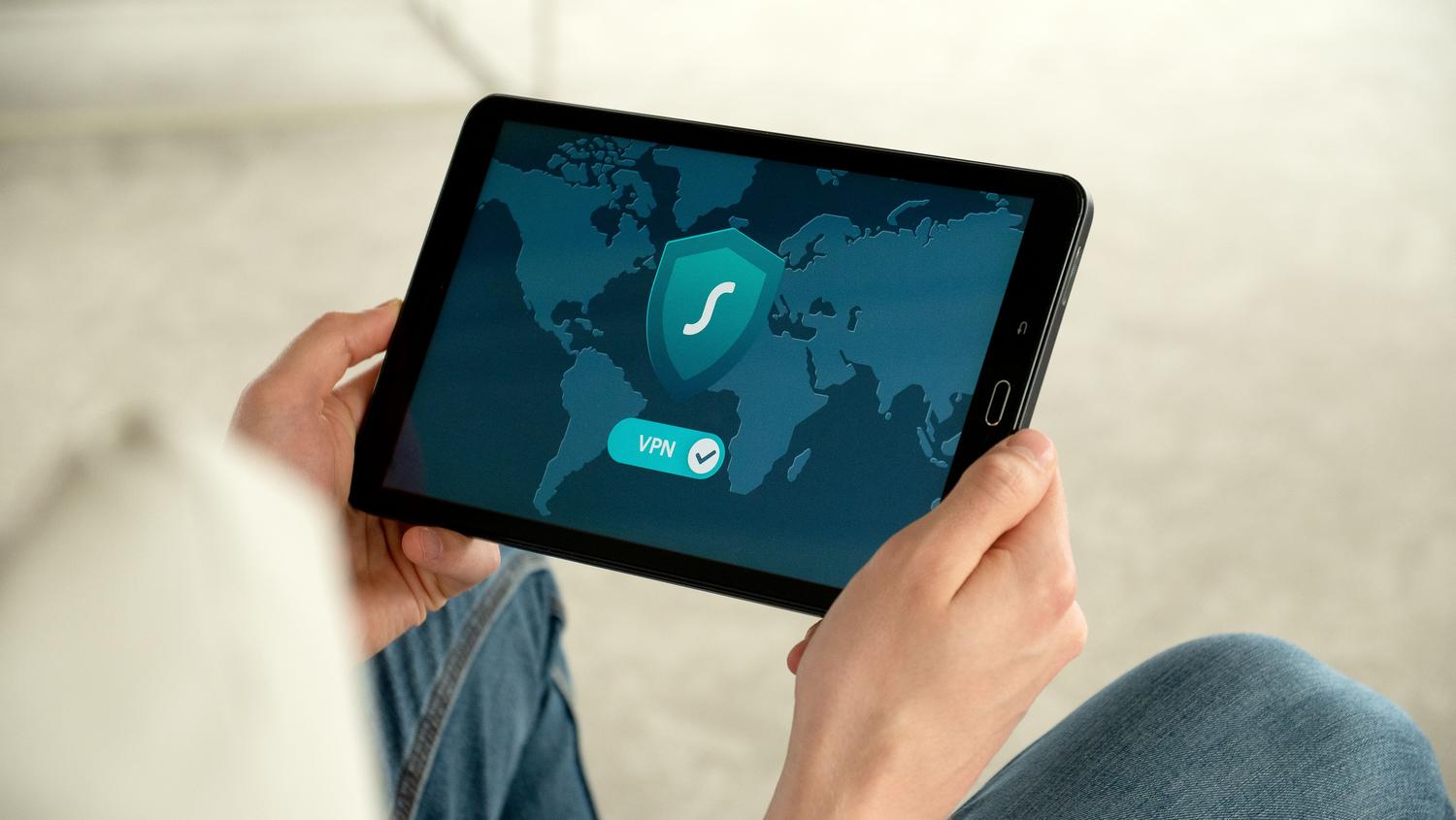 Primer plano de una tablet mostrando la interfaz de conexión de una VPN para navegar de forma segura y anónima.