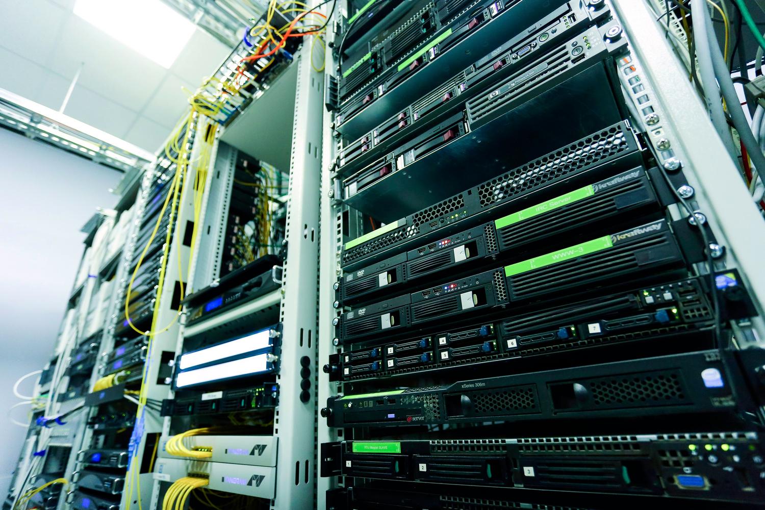 Servidores de alta tecnología en un centro de datos, representando la infraestructura de red de una VPN.