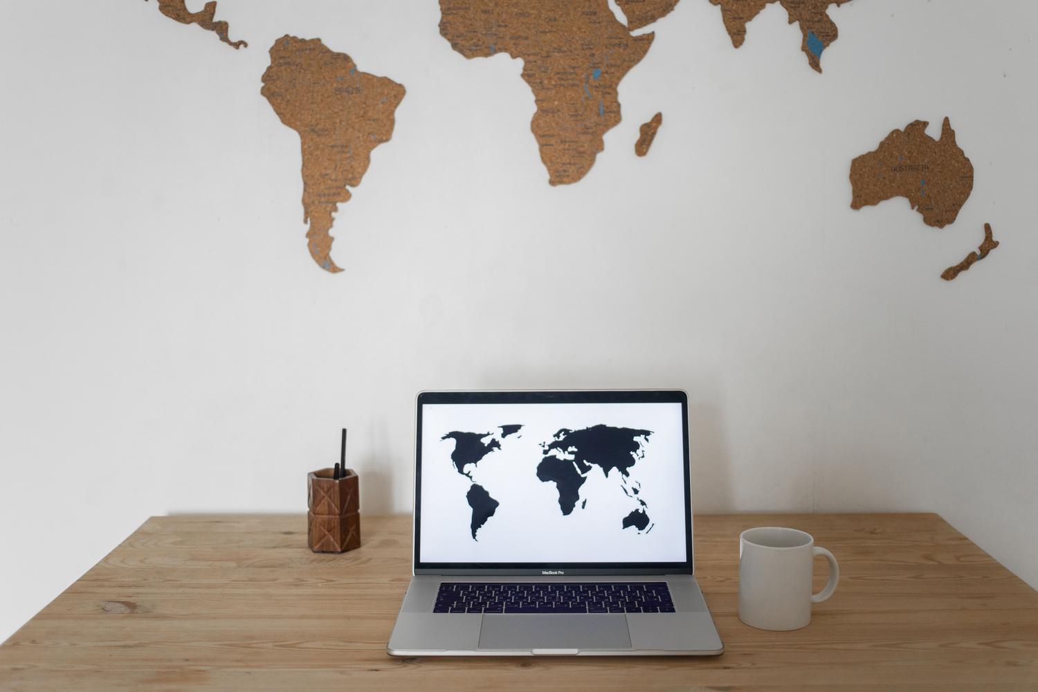 Computadora portátil con un mapa mundial en pantalla, simbolizando el acceso a contenidos internacionales y la superación de bloqueos geográficos.