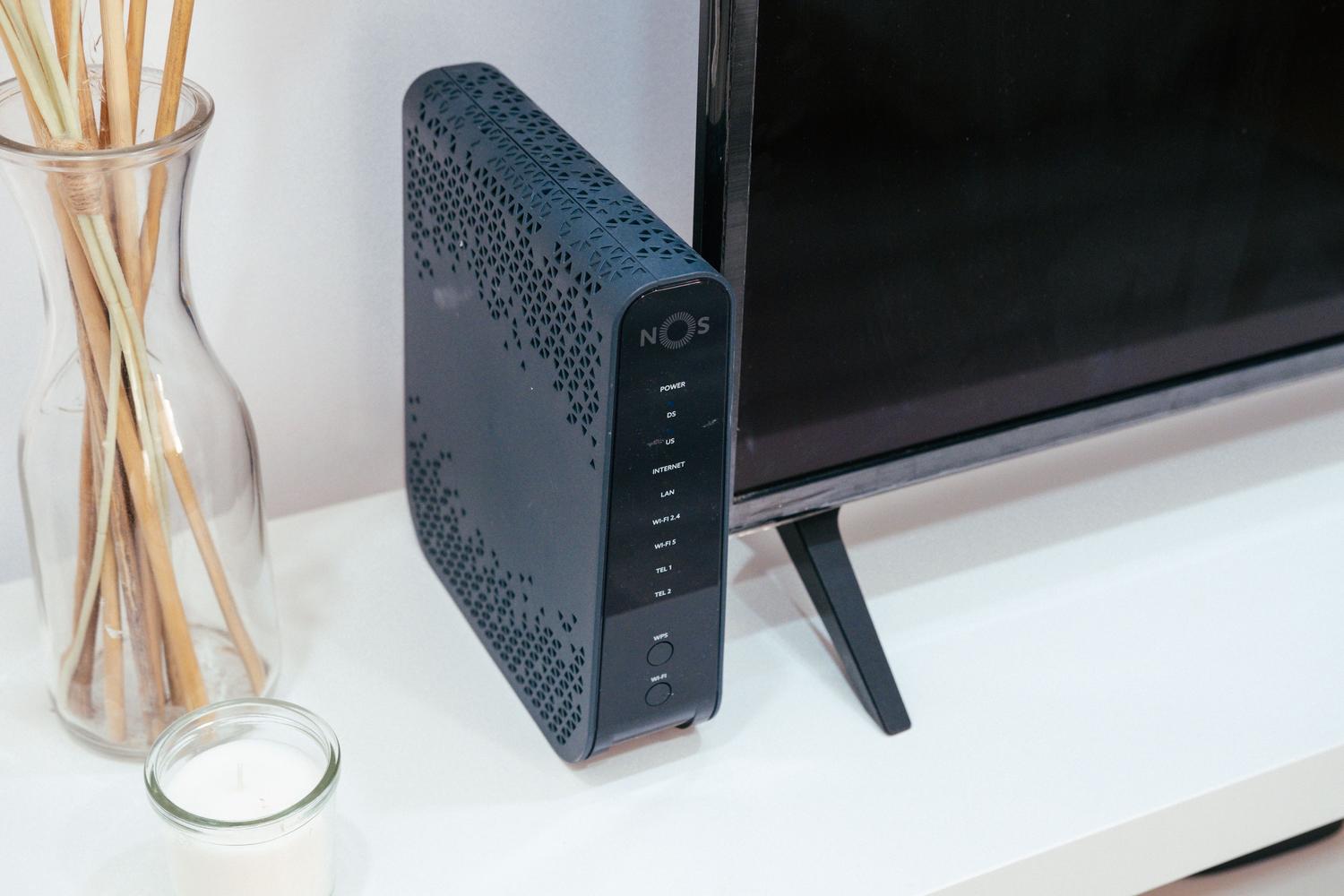 Salón moderno con router y Smart TV, ilustrando cómo una VPN en el router protege todos los dispositivos del hogar simultáneamente.