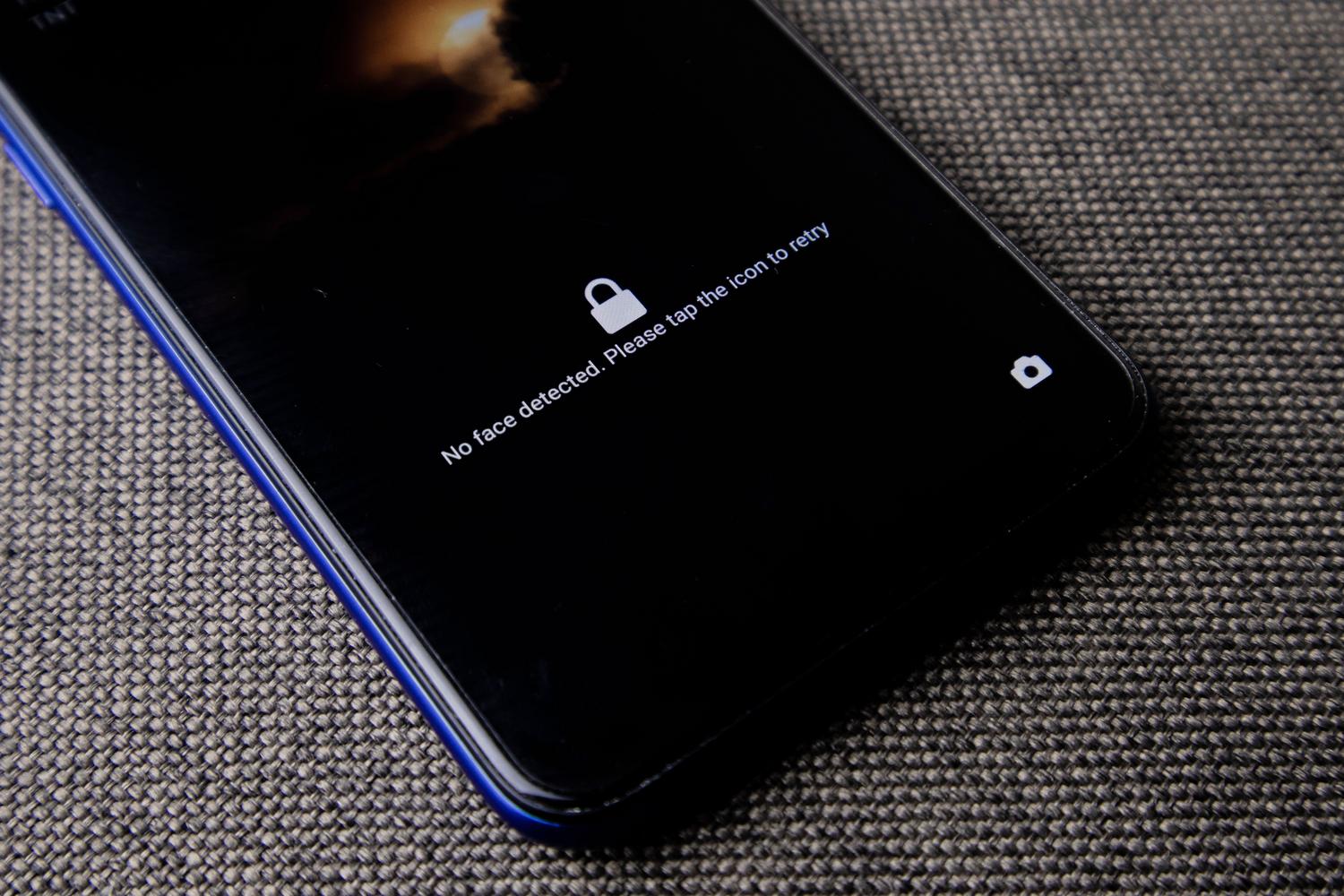 Pantalla de bloqueo de un smartphone Android con mensaje de error de reconocimiento facial, simbolizando la seguridad del dispositivo.