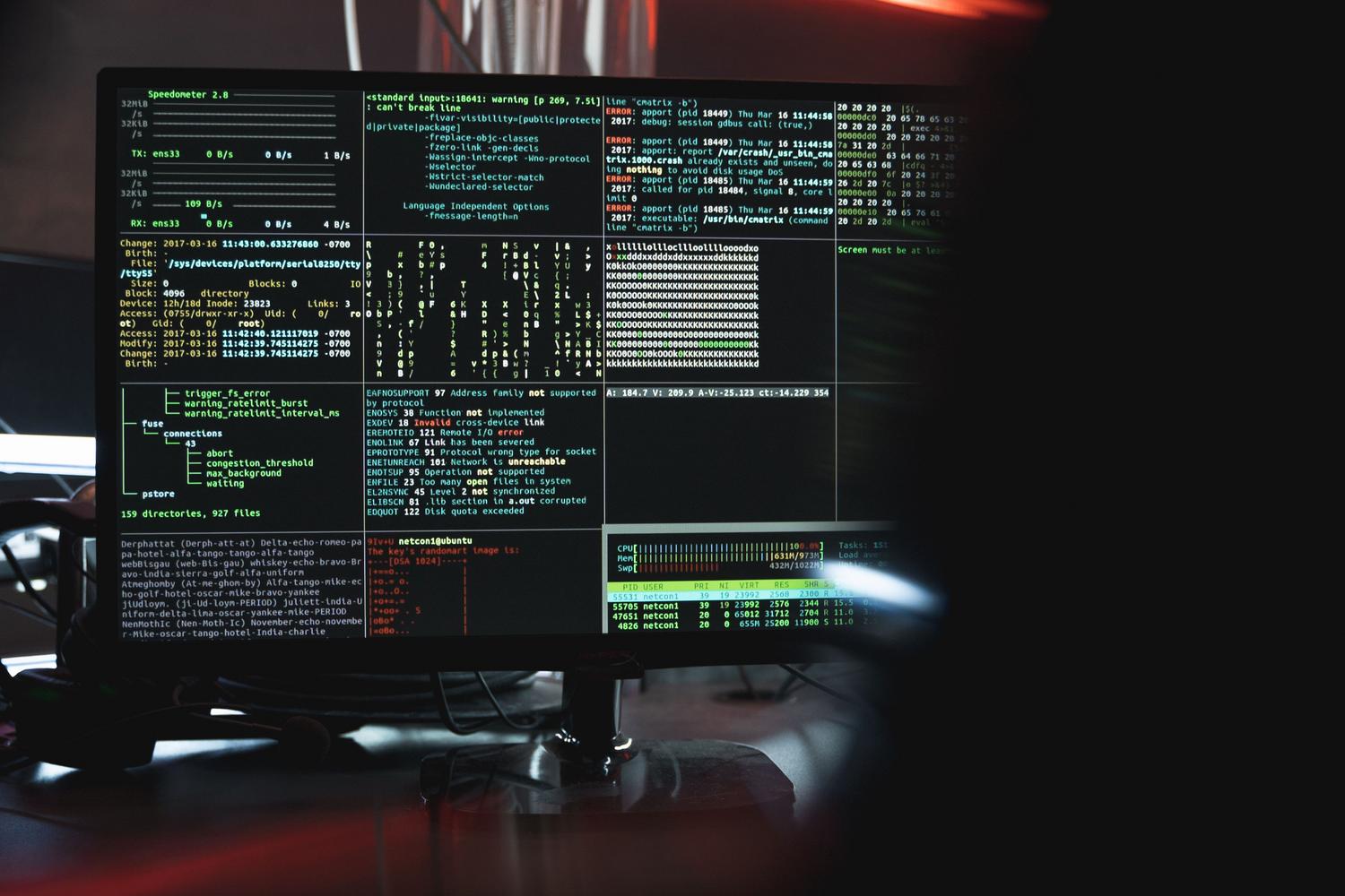 Monitor de computadora mostrando datos de ciberseguridad y código, simbolizando el cifrado de datos de una conexión VPN.