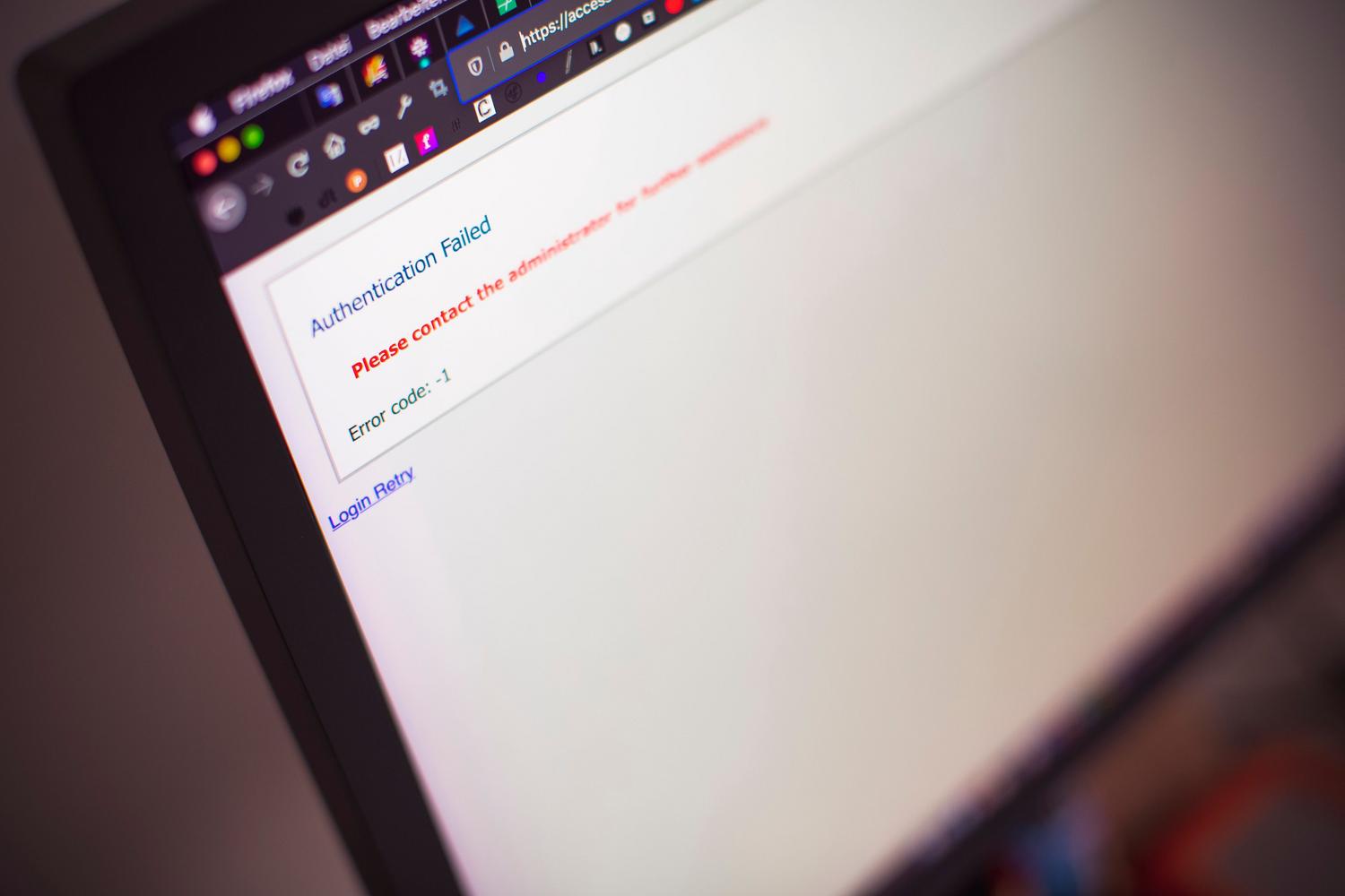 Primer plano de un mensaje de error de "Autenticación fallida" en una pantalla, similar a los avisos alarmantes de malware.