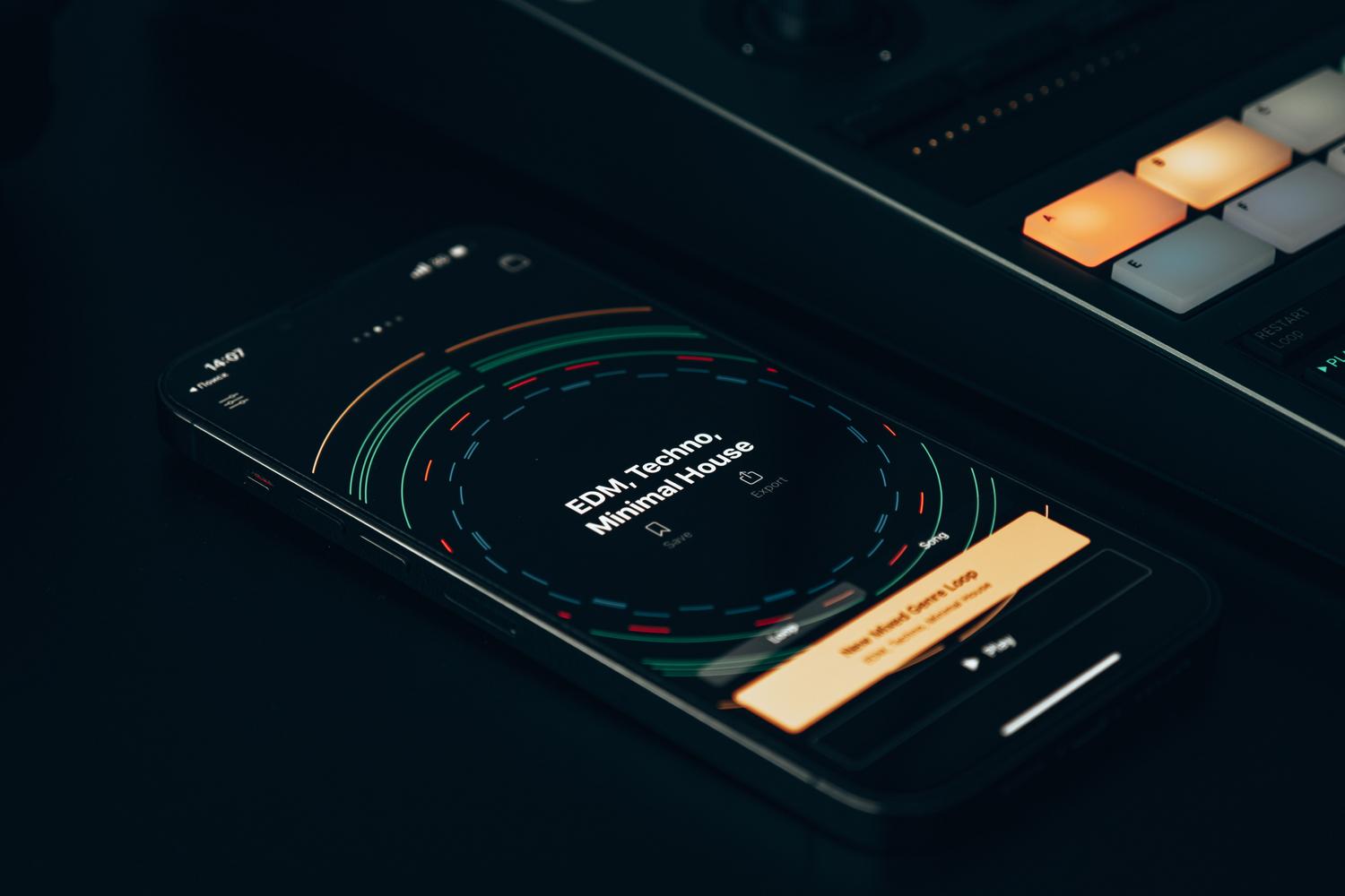 Detalle de una aplicación de música moderna en un smartphone con visualizador de ondas sonoras, representando la alta fidelidad y la experiencia digital.