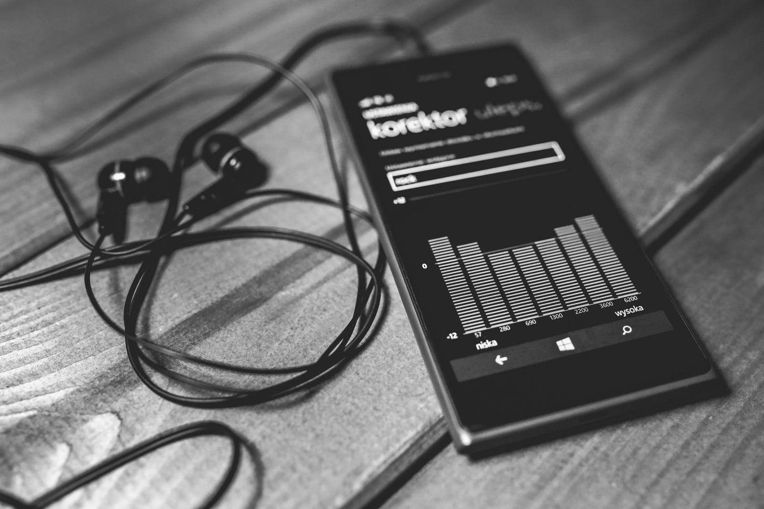 Pantalla de un smartphone mostrando un ecualizador de audio, representando el software de optimización y ajustes de sonido.
