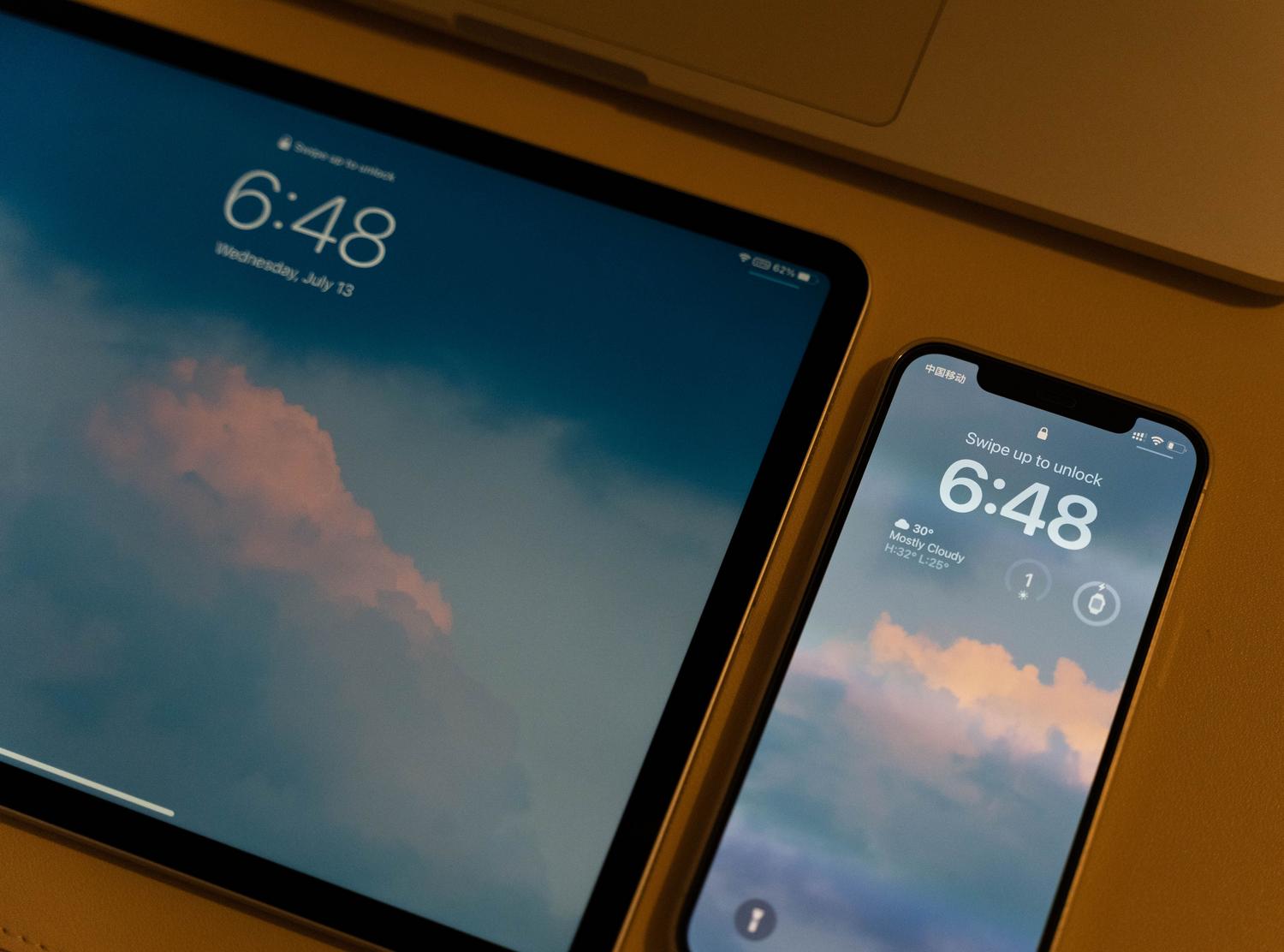 Dispositivos digitales modernos con fondos de pantalla temáticos de la nube, representando la migración de datos a través de servicios cloud.