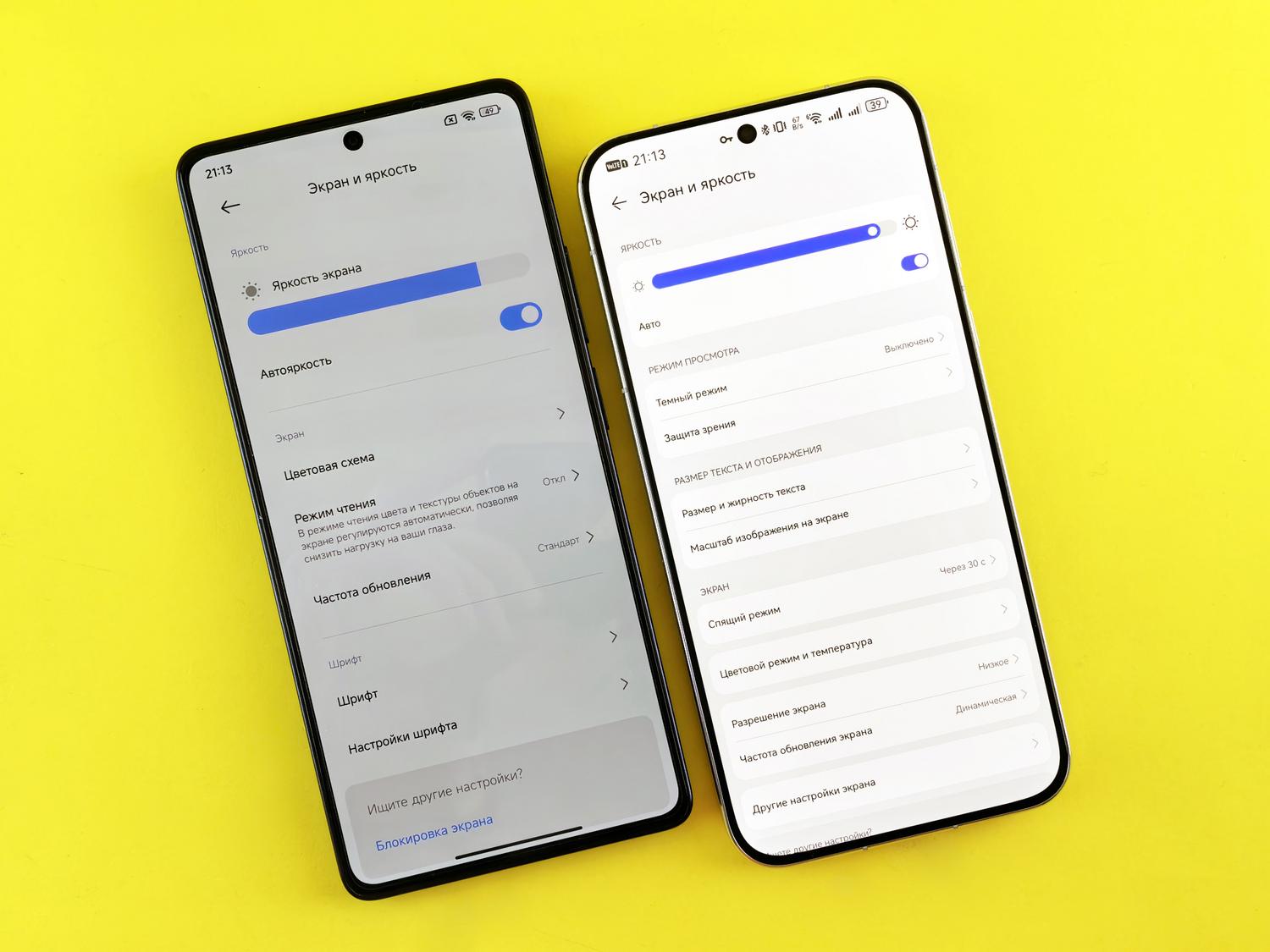 Comparativa de dos smartphones uno al lado del otro sobre un fondo amarillo vibrante, representando la transición entre sistemas operativos.