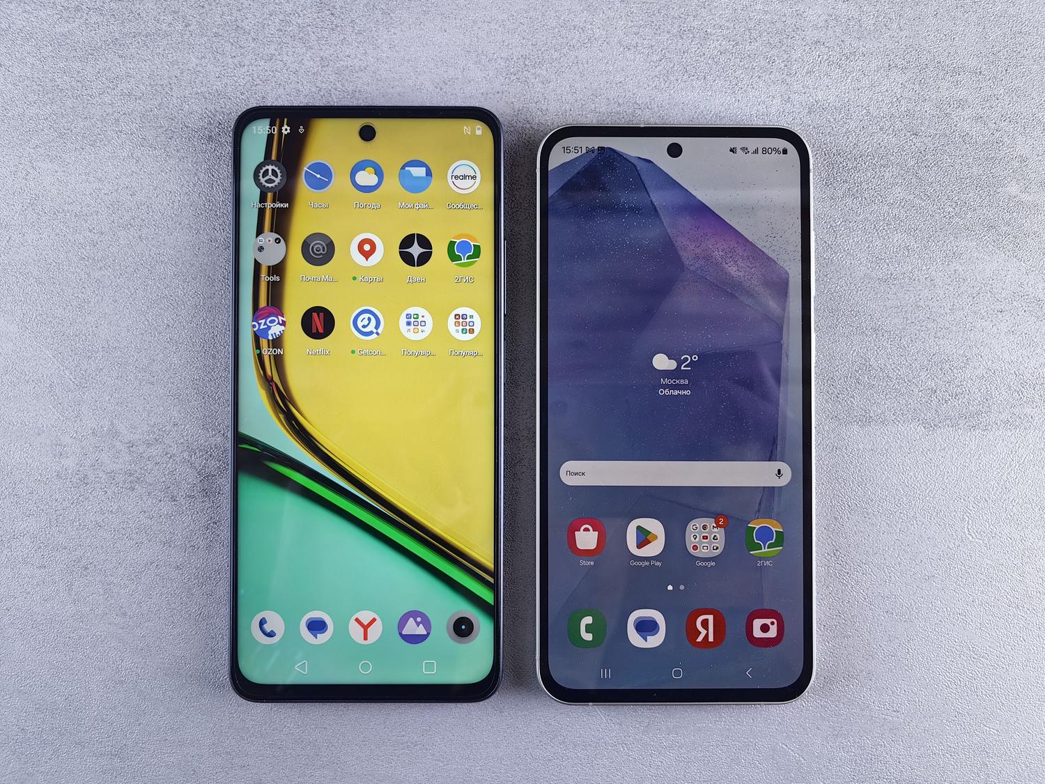 Vista superior de dos smartphones modernos con sus pantallas de inicio visibles sobre una superficie texturizada.
