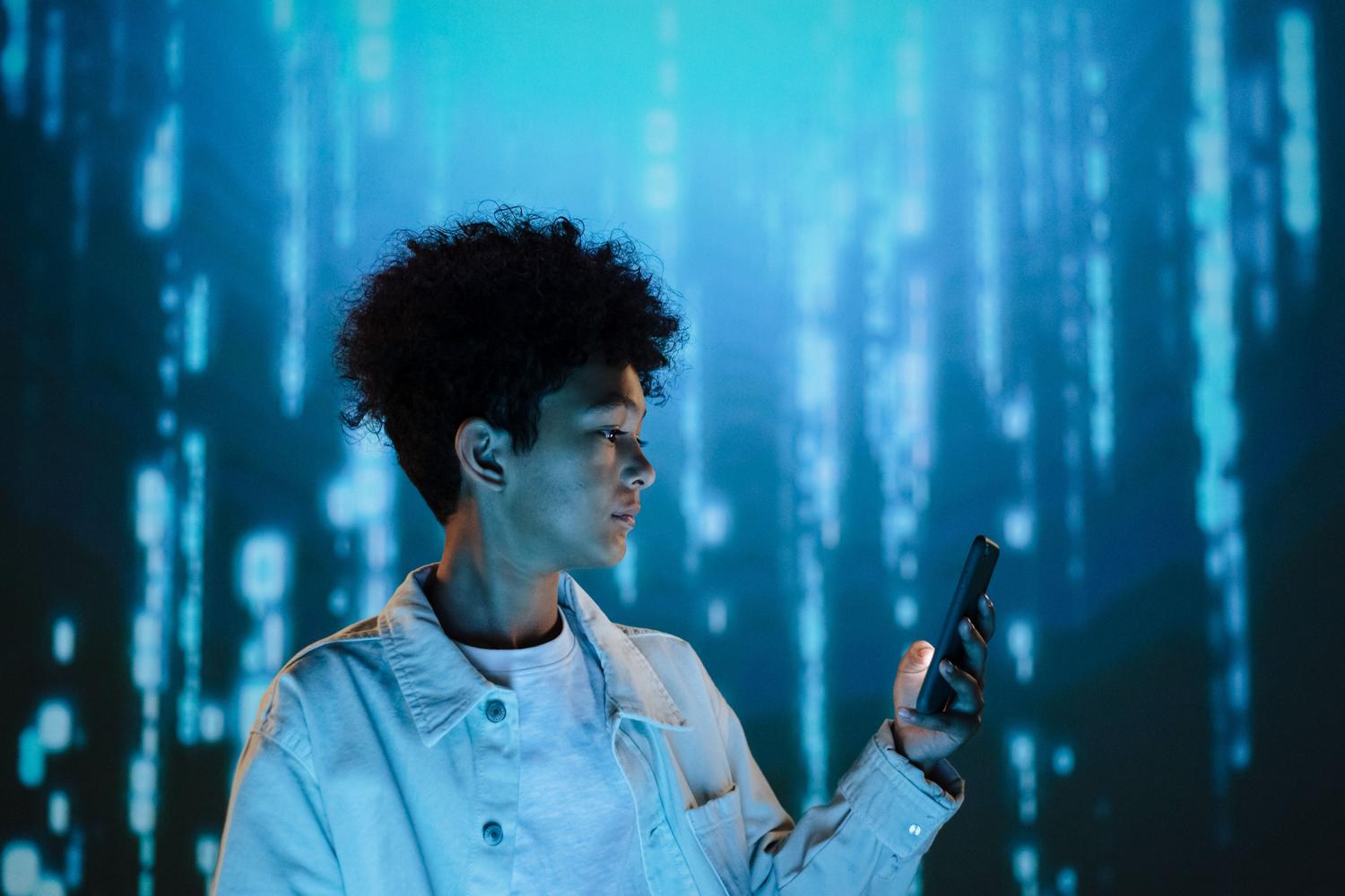 Adolescente inmerso en un entorno de datos digitales, simbolizando la vulnerabilidad de la Generación Z ante los ciberataques.