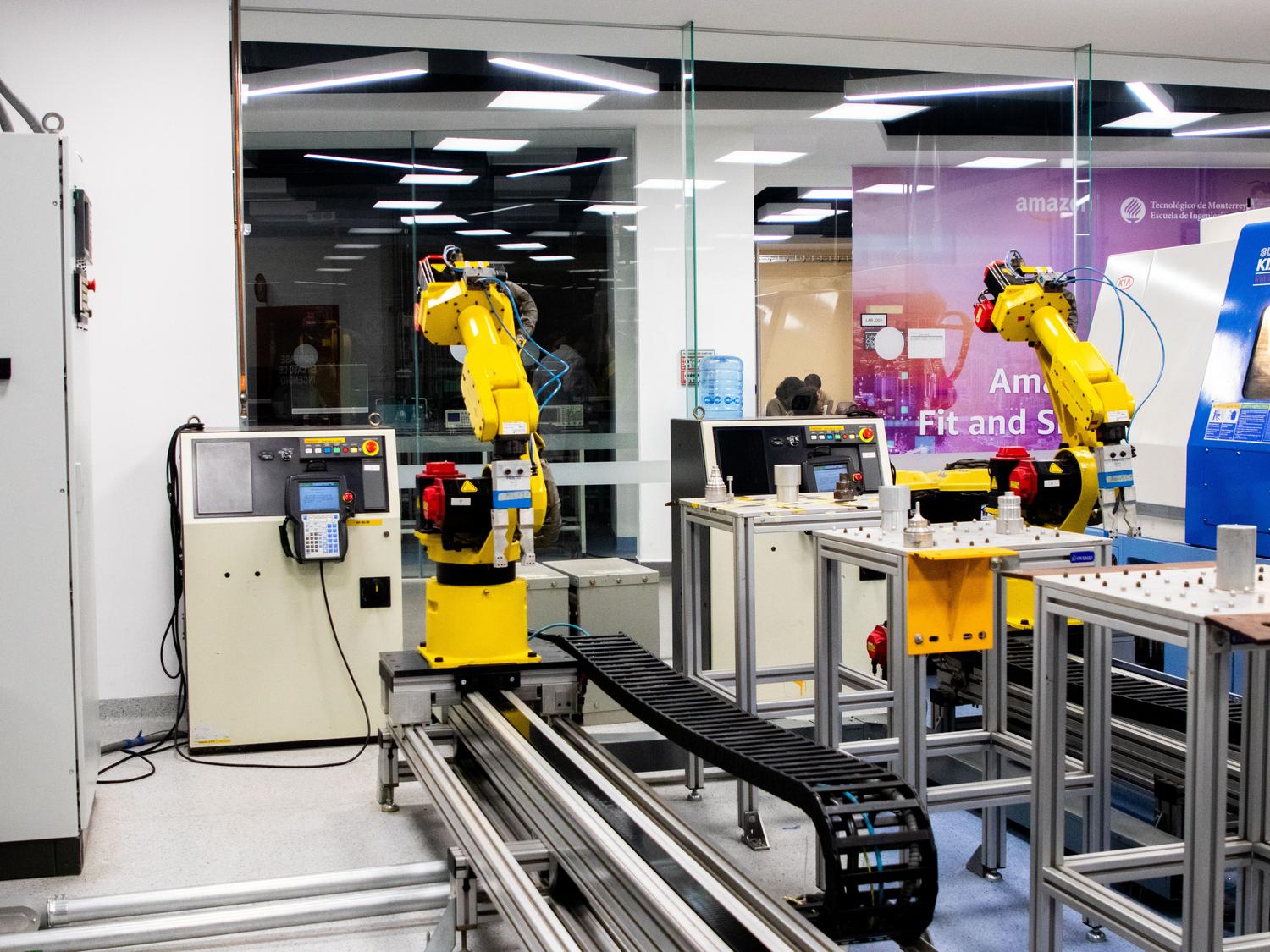 Brazos robóticos automatizados en una planta de fabricación inteligente, representando la Industria 4.0 y el IIoT.