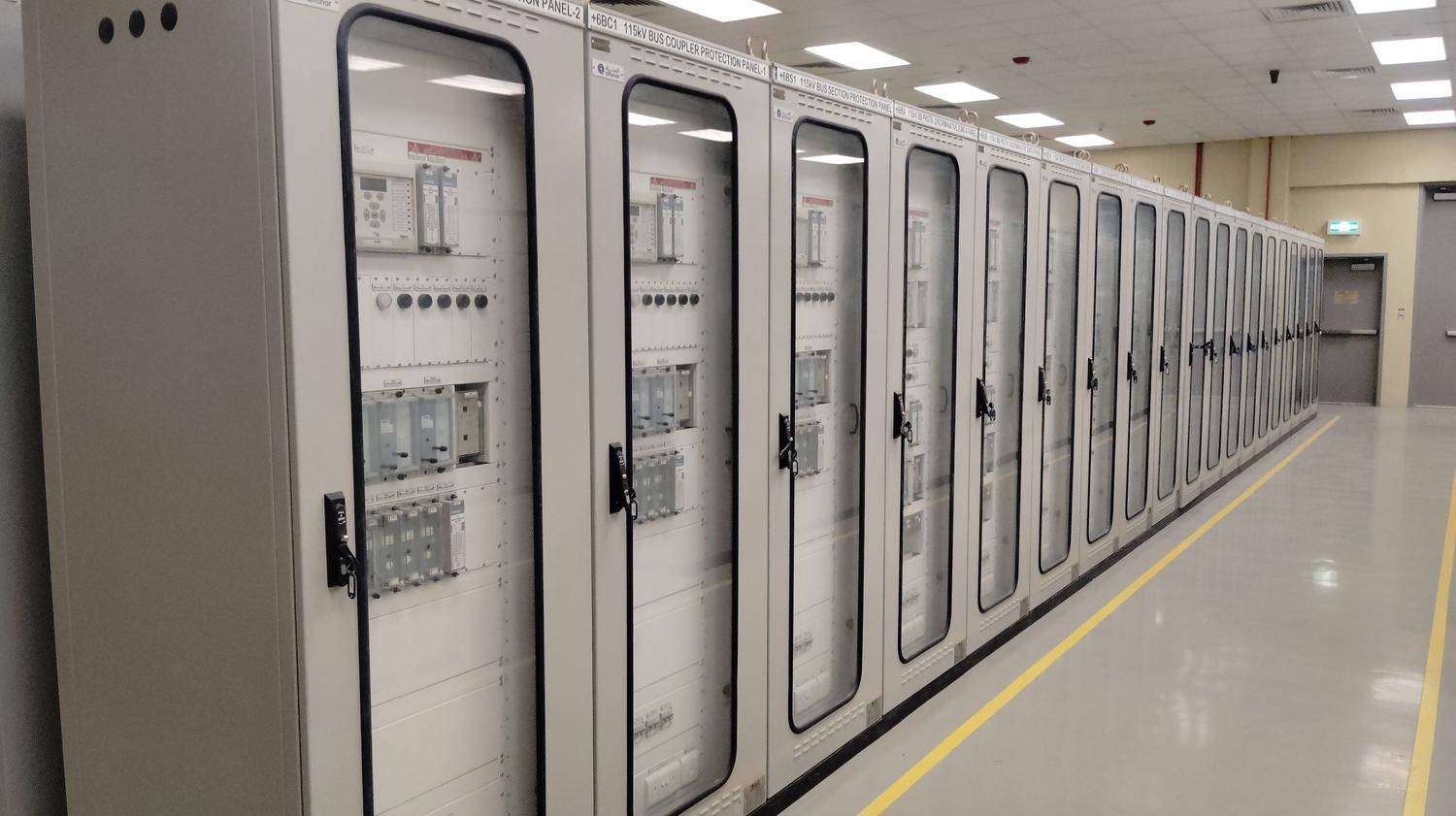 Detalle de paneles eléctricos y sistemas de control industrial (ICS) en una planta de producción.