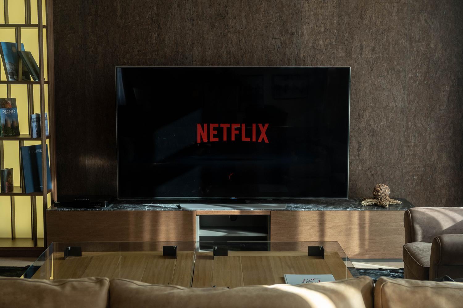 Salón acogedor con una televisión de gran tamaño mostrando un servicio de streaming.
