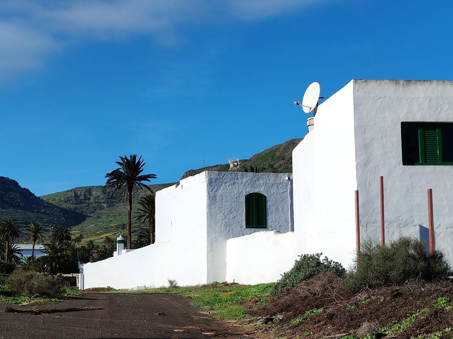 Antena parabólica instalada en una vivienda rural para garantizar la cobertura de televisión. Antena parabólica instalada en una vivienda rural para garantizar la cobertura de televisión.