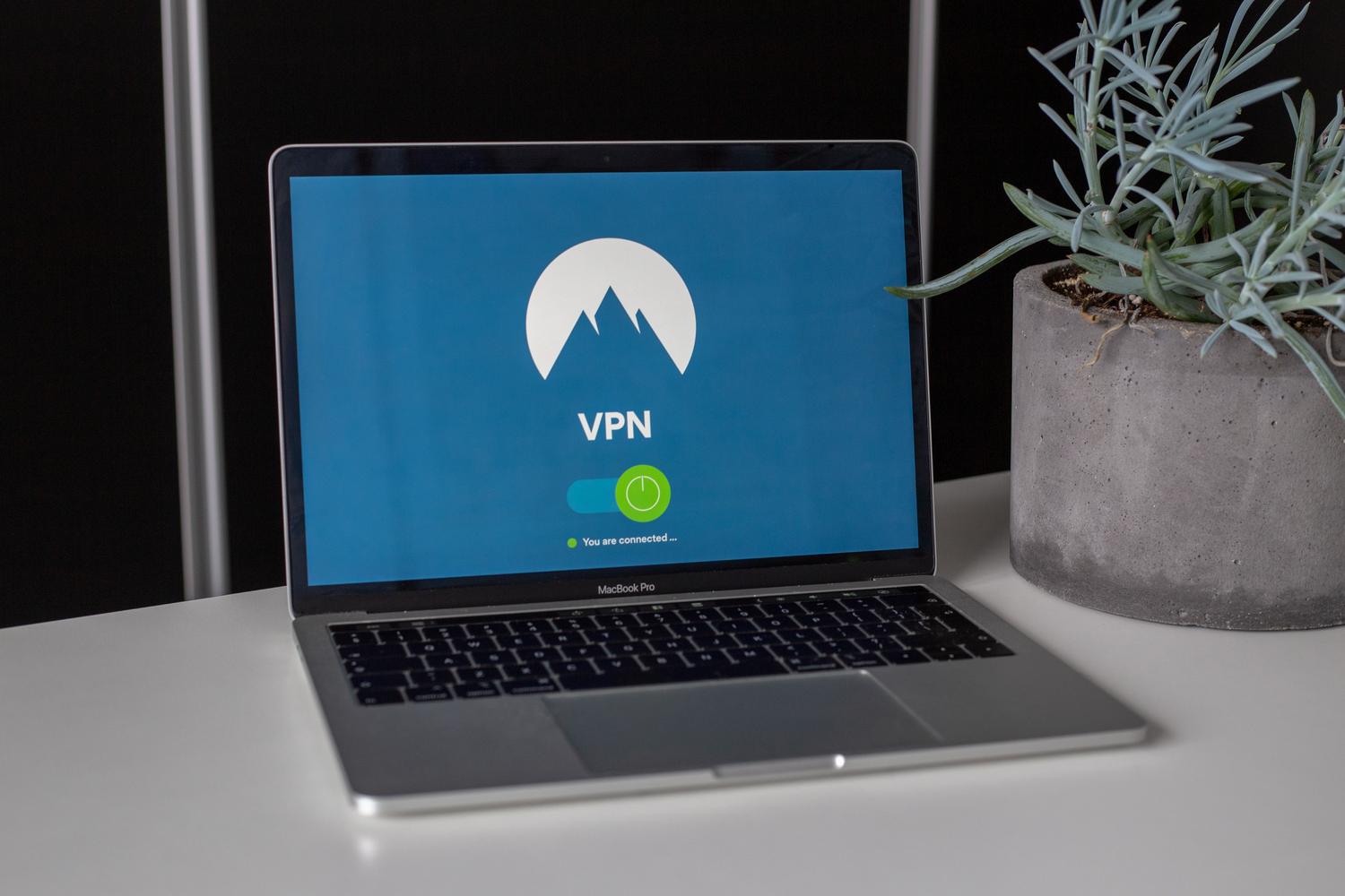 Pantalla de MacBook mostrando una conexión VPN activa, representando la seguridad y privacidad de la red.
