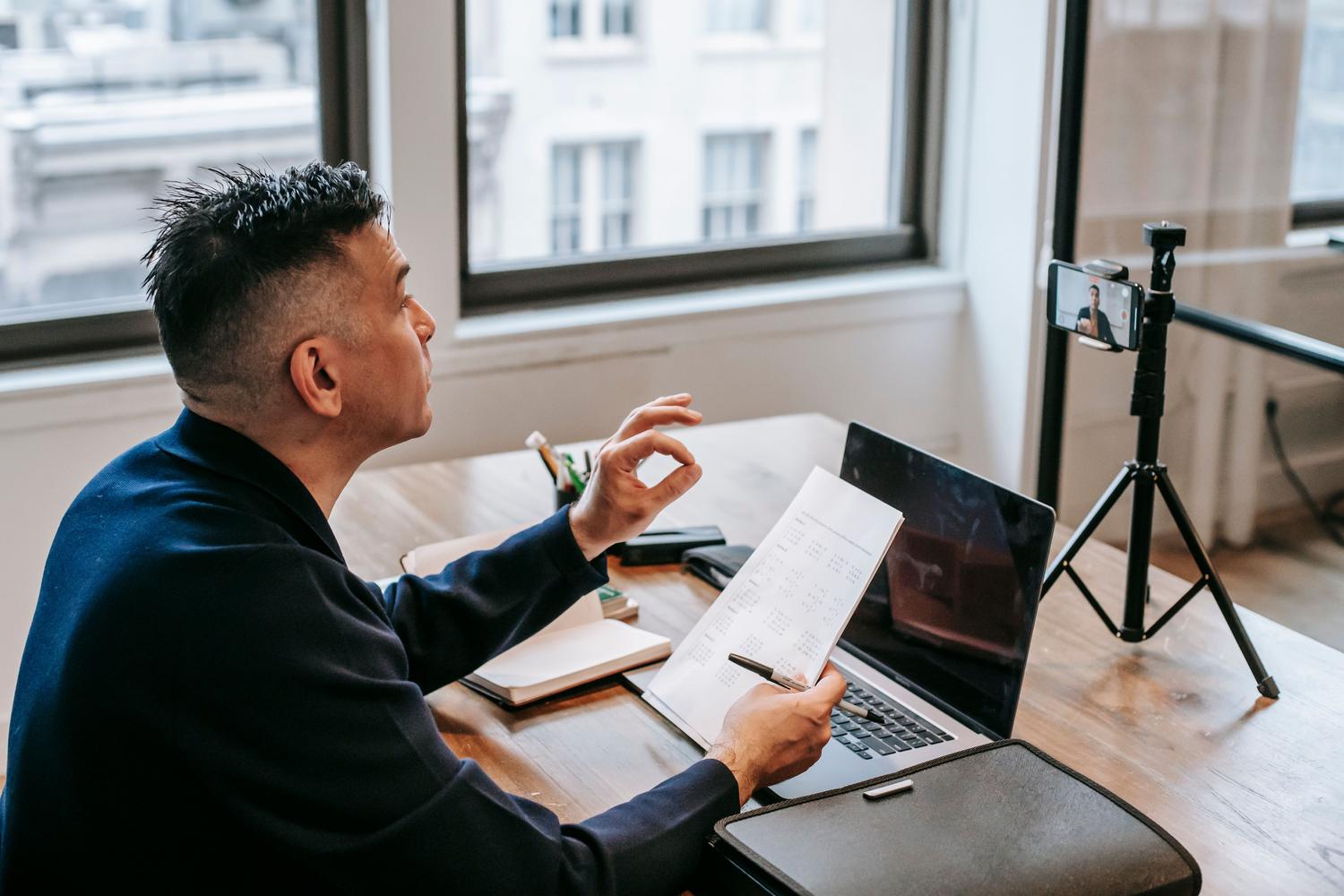Hombre realizando una videollamada profesional, representando los servicios de mentoría y consultoría de alto valor.