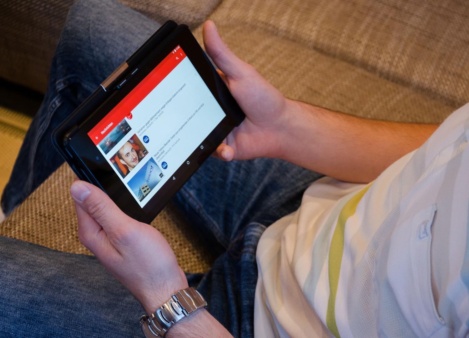 Persona utilizando una tablet para ver vídeos, representando la compatibilidad de los subtítulos incrustados en diversos dispositivos.