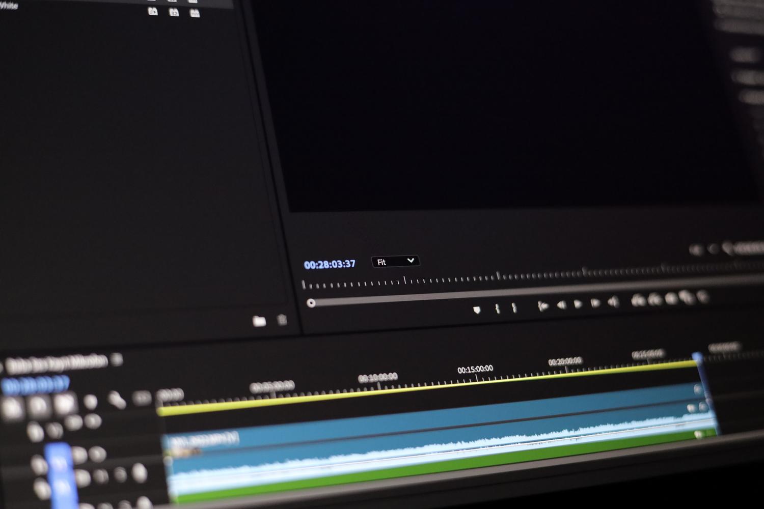Primer plano de la interfaz de un software de edición de vídeo mostrando la línea de tiempo, representando el proceso de incrustación de subtítulos.