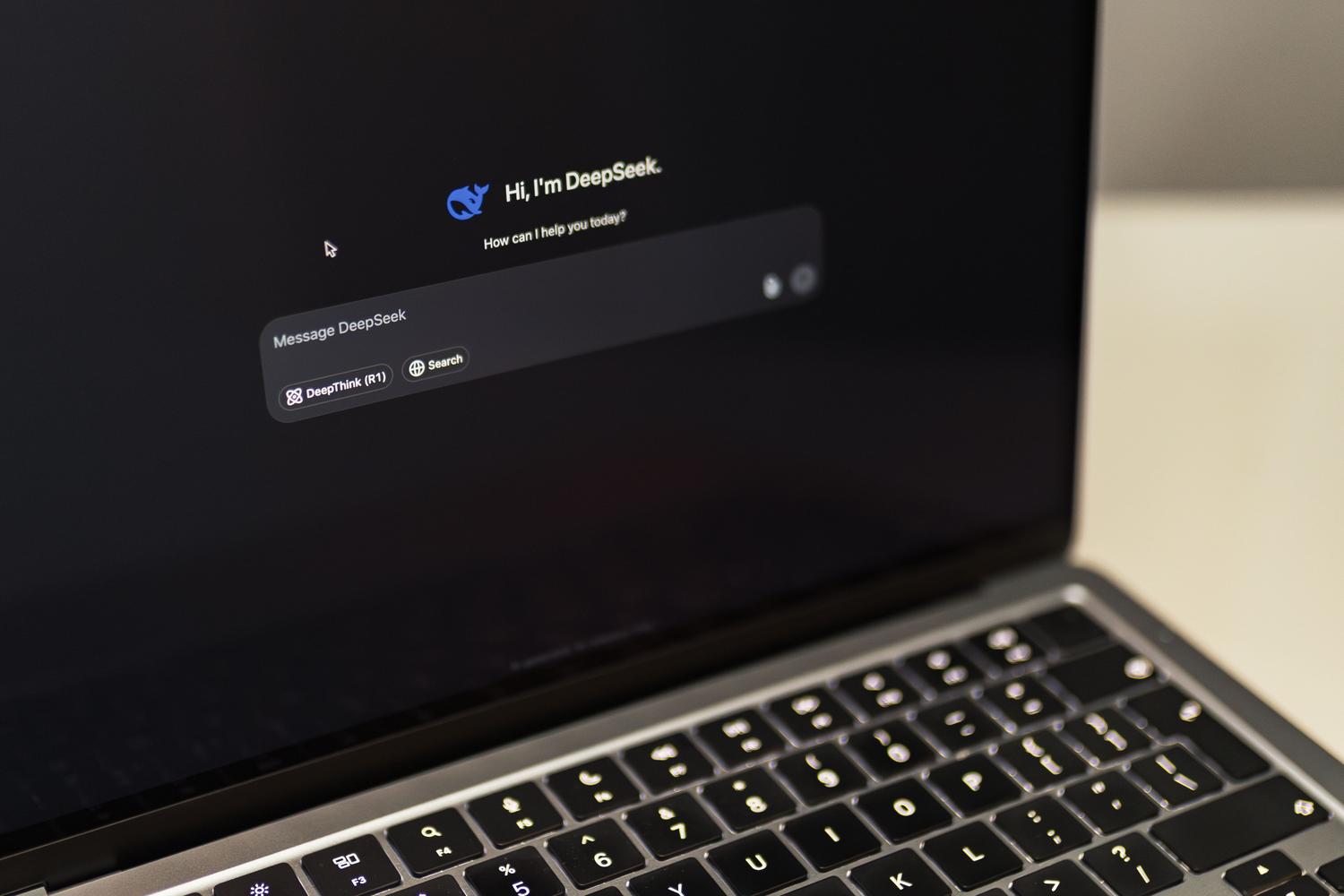 Primer plano de una laptop mostrando una interfaz de chat de inteligencia artificial, representando el uso de prompts y asistentes virtuales.