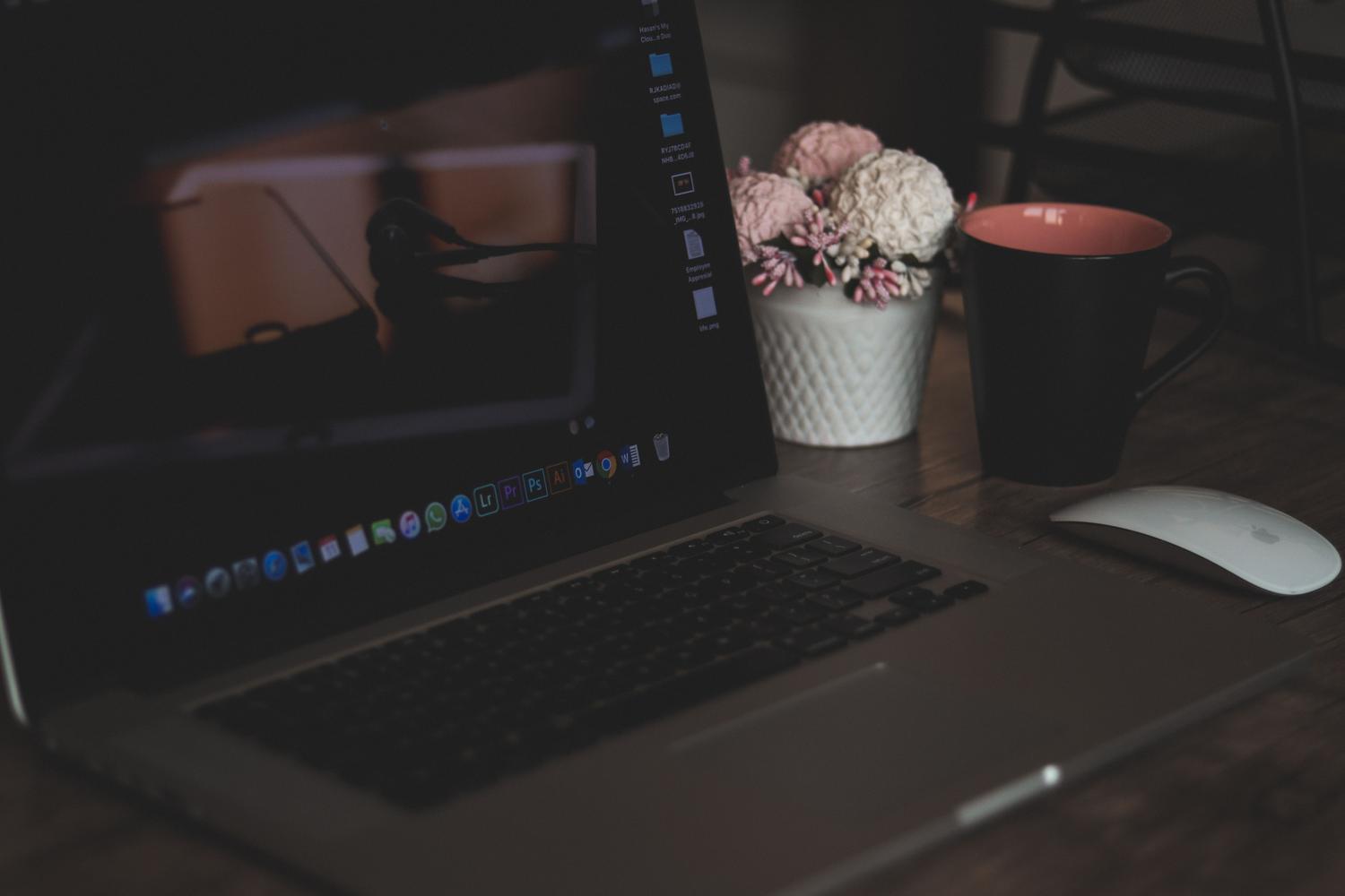 Espacio de trabajo organizado y minimalista con un portátil, ideal para ilustrar la productividad en la nube.
