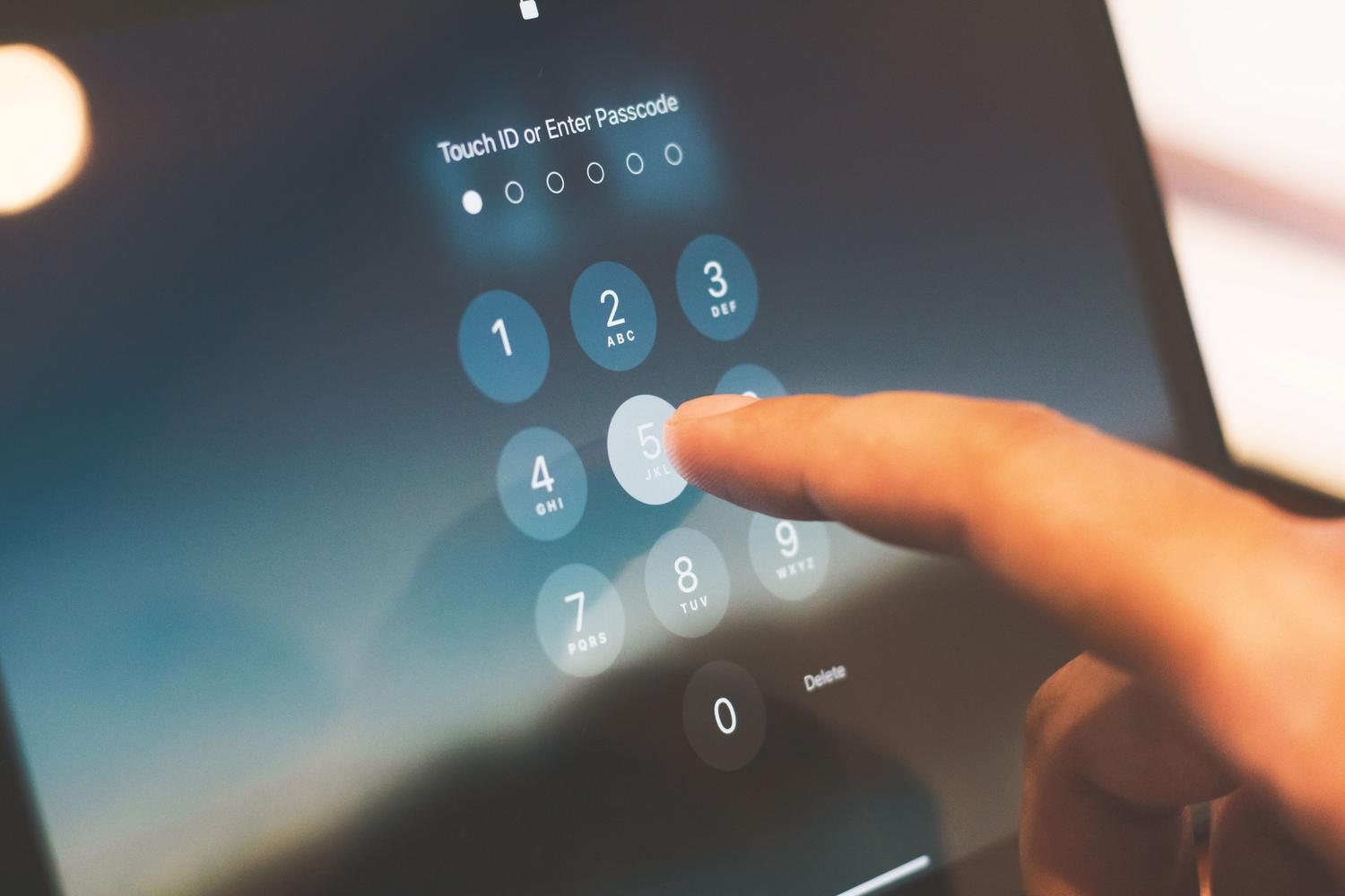 Detalle de una persona accediendo de forma segura a su dispositivo, simbolizando la privacidad y el control de acceso.