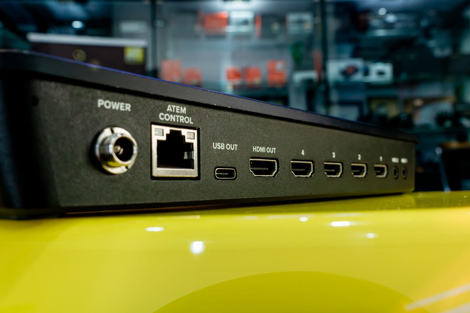 Primer plano detallado de puertos HDMI y USB en un dispositivo multimedia, ilustrando el punto de conexión física para dispositivos de streaming externos.