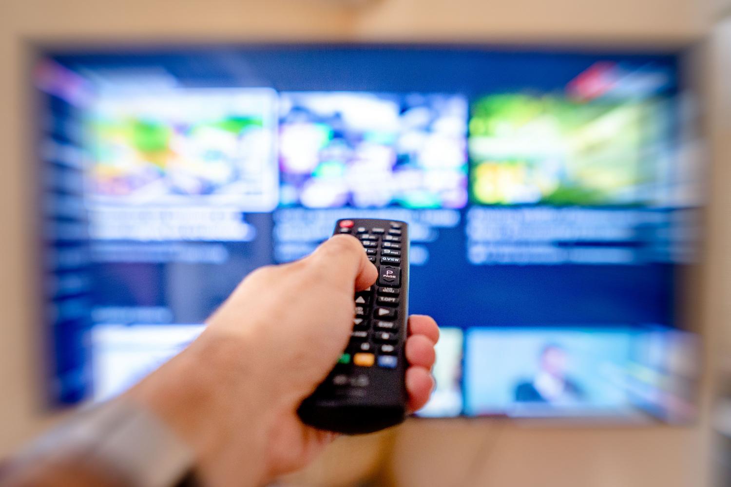 Uso de mando a distancia para navegar por el menú de sintonización de una Smart TV.